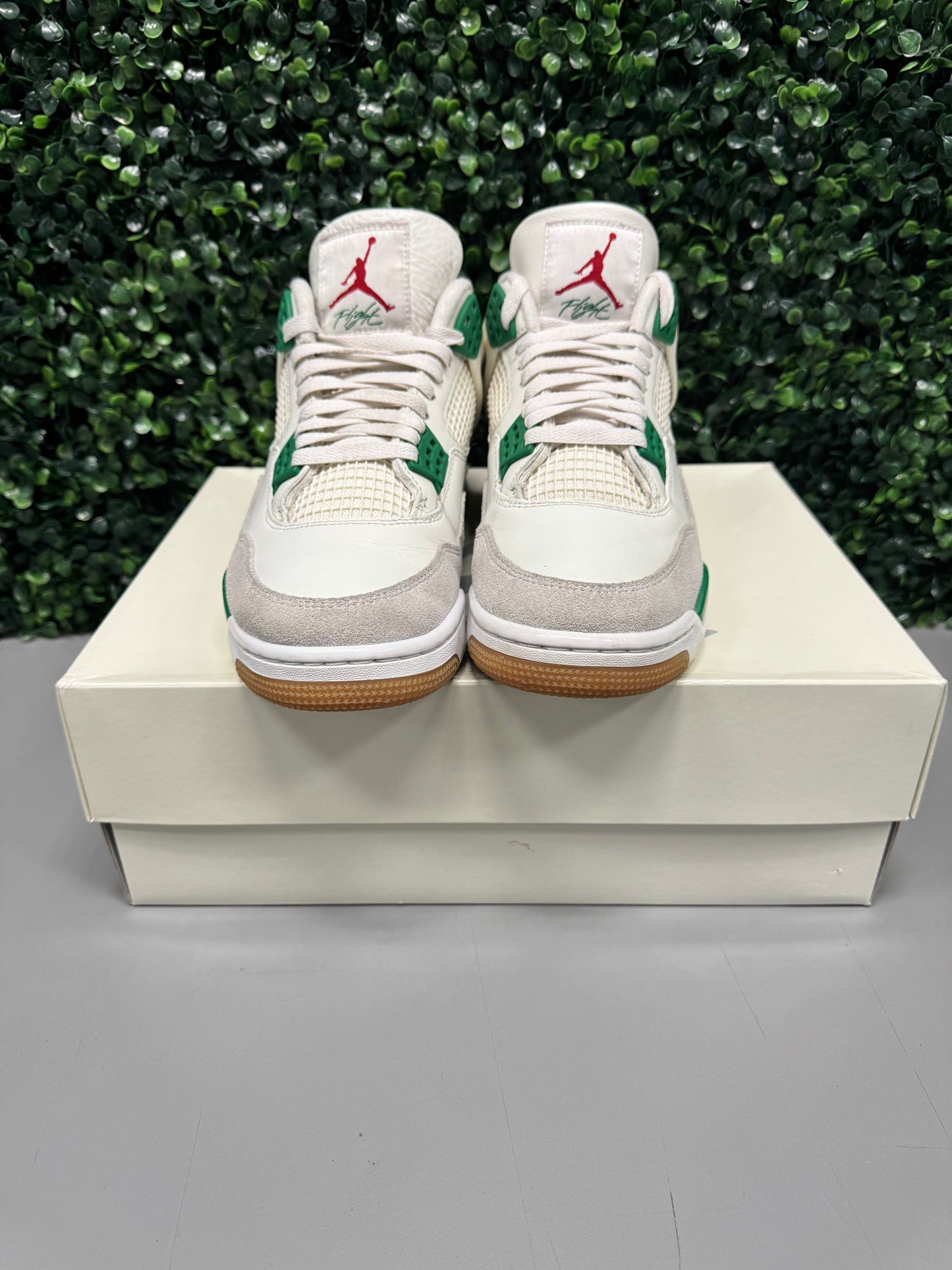Jordan 4 SB "Pine Green" Size 9.5 Preowned