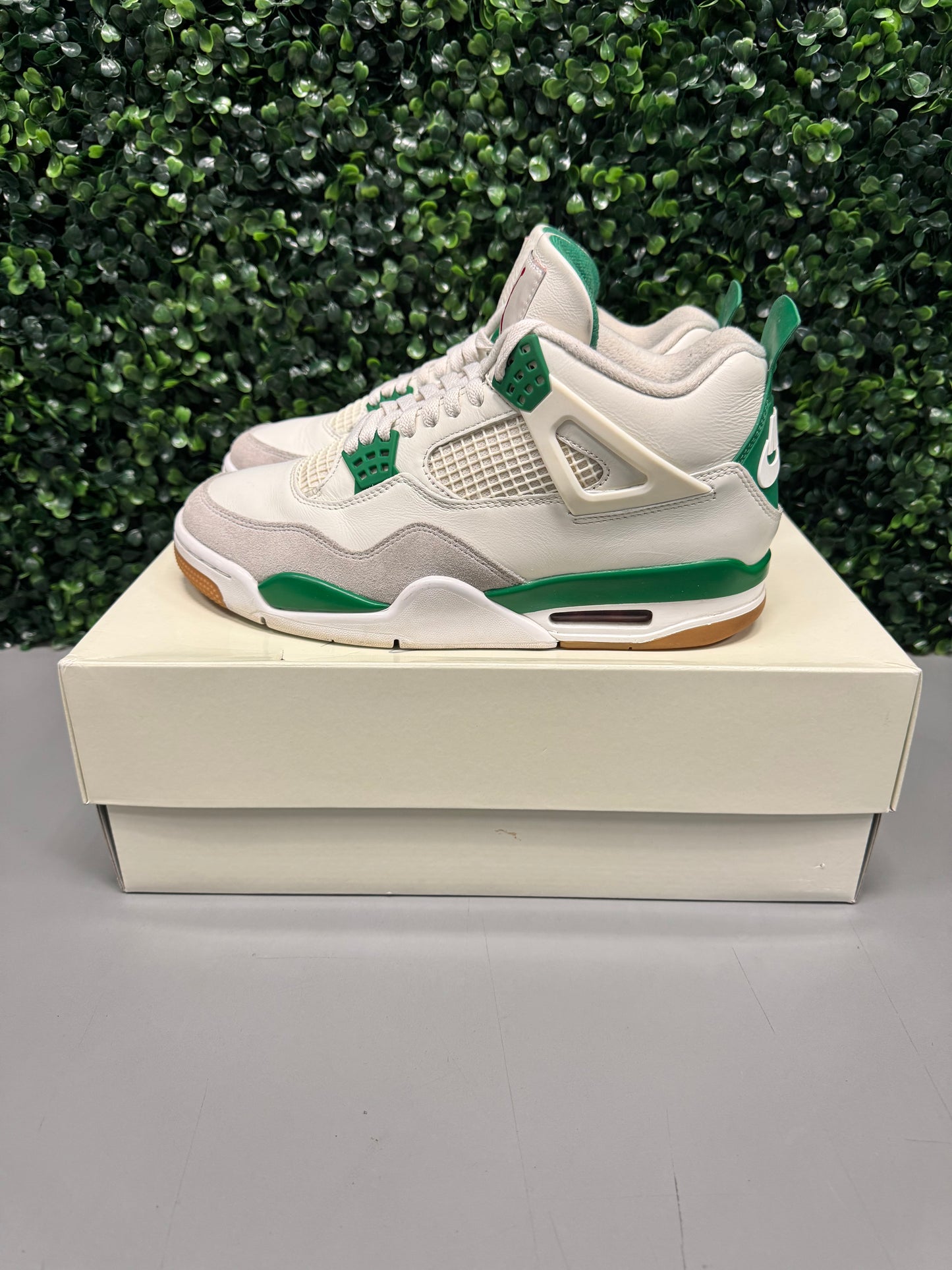 Jordan 4 SB "Pine Green" Size 9.5 Preowned