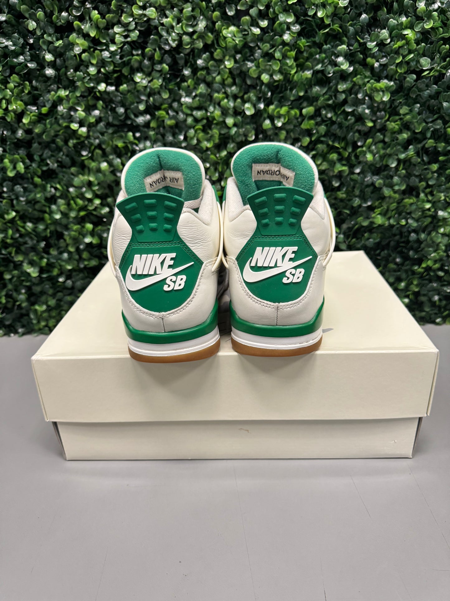 Jordan 4 SB "Pine Green" Size 9.5 Preowned