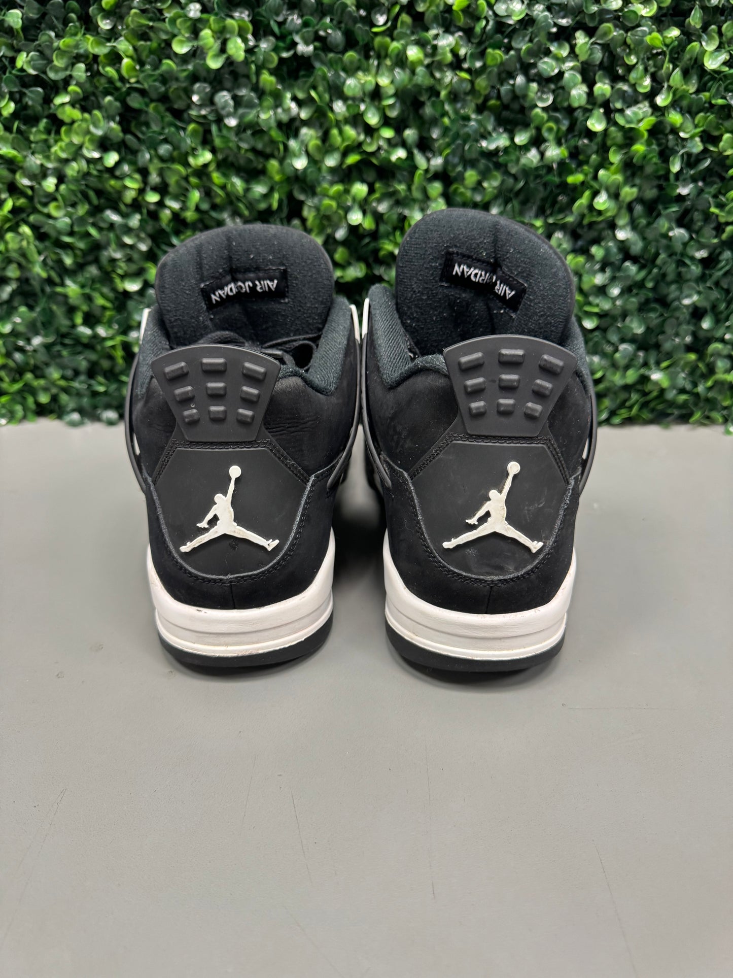 Jordan 4 "White Thunder" Size 10.5 Preowned