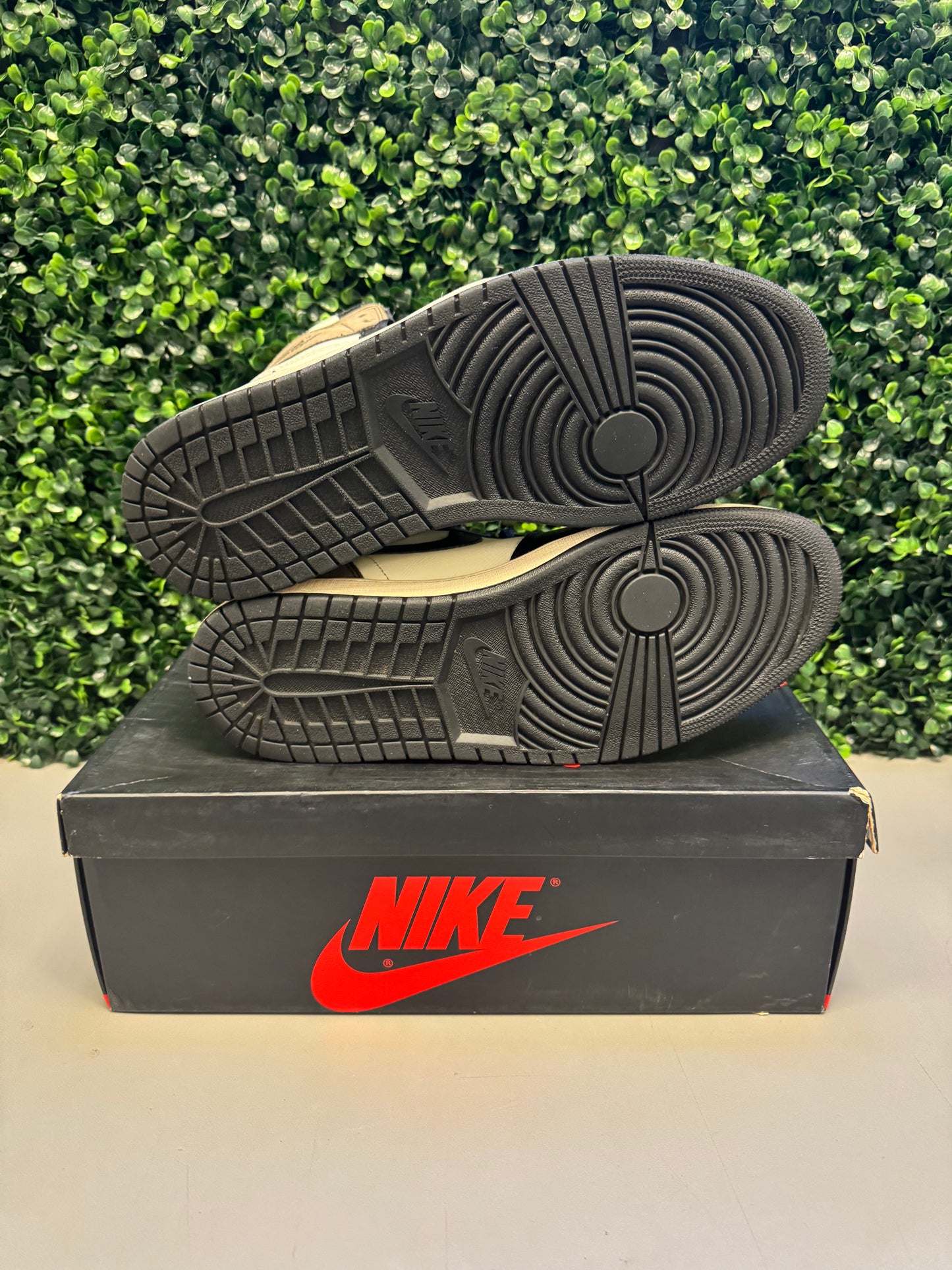 Jordan 1 High " Mocha" Size 12.5 Preowned