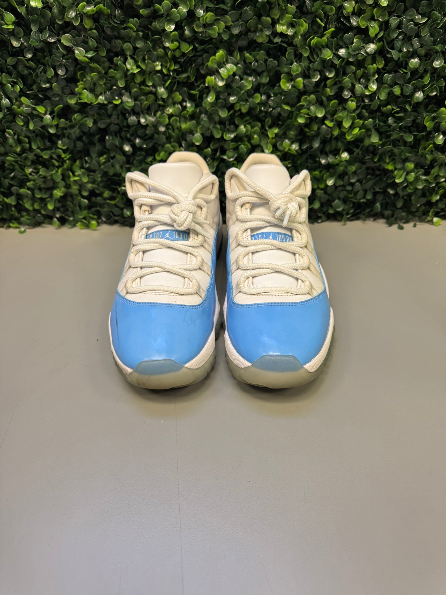 Jordan 11 Low "University Blue" Size 9 Preowned