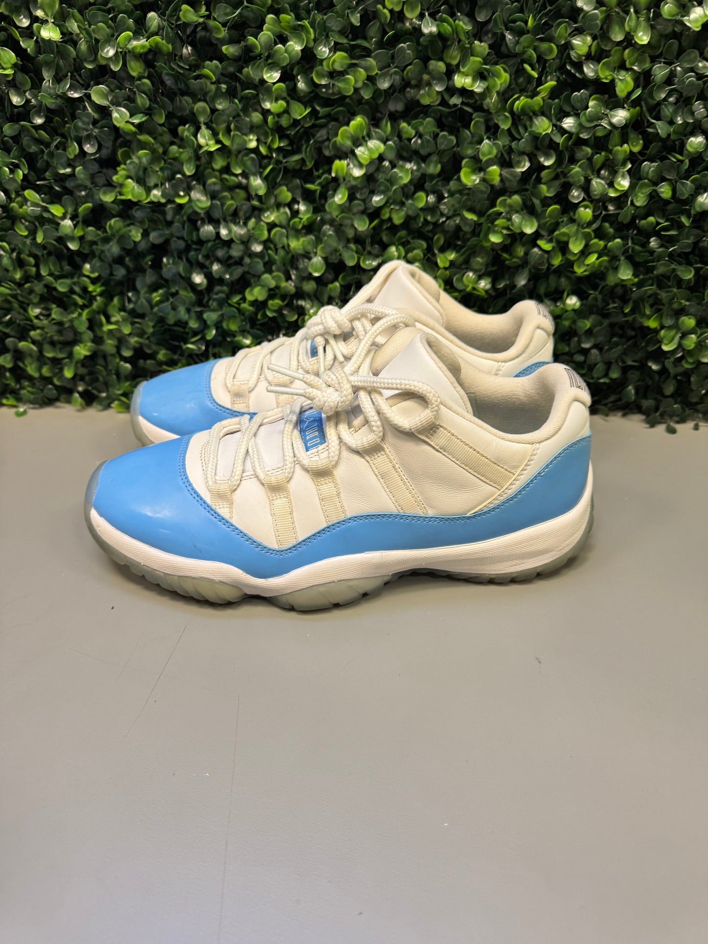 Jordan 11 Low "University Blue" Size 9 Preowned
