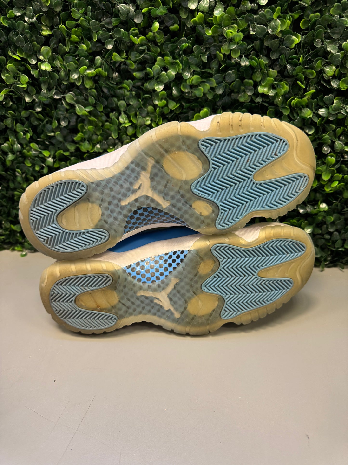 Jordan 11 Low "University Blue" Size 9 Preowned