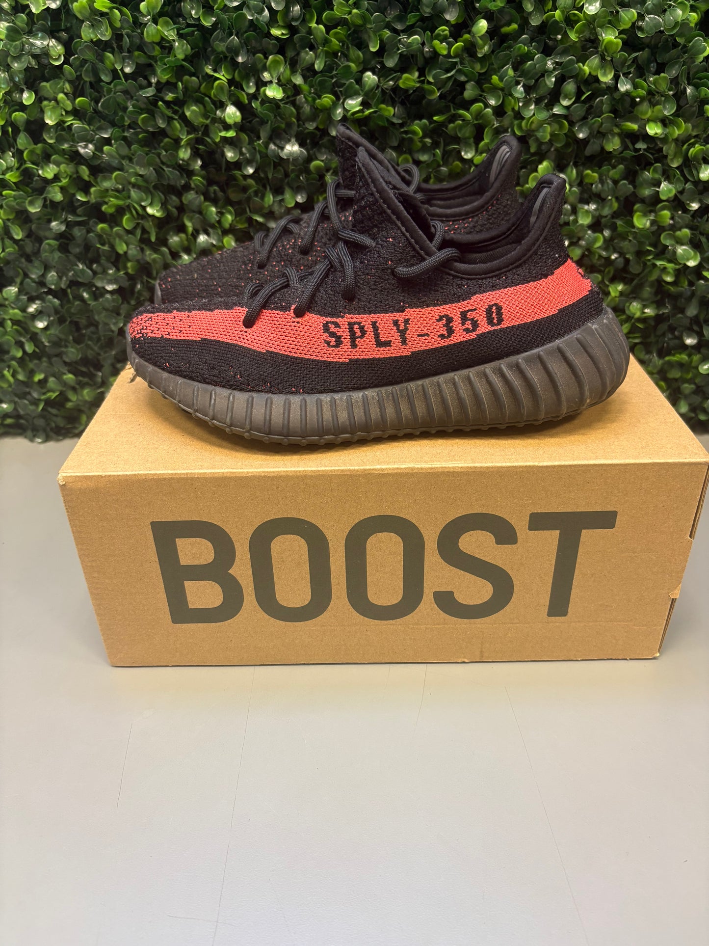 Yeezy 350 "Core Red" Size 4M / 5.5W Preowned