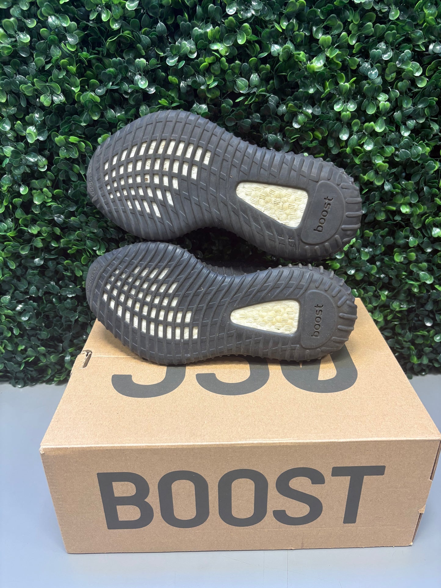 Yeezy 350 "Core Red" Size 4M / 5.5W Preowned