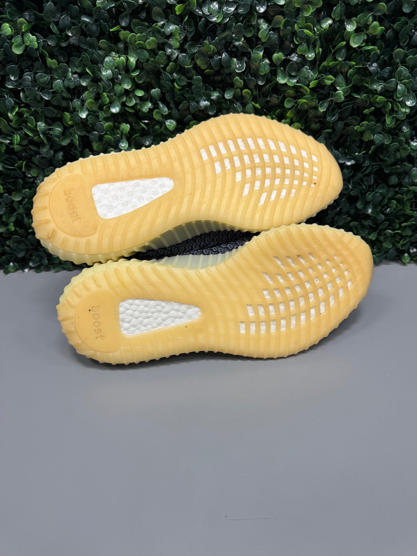 Yeezy 350 "Carbon" Size 9 Preowned