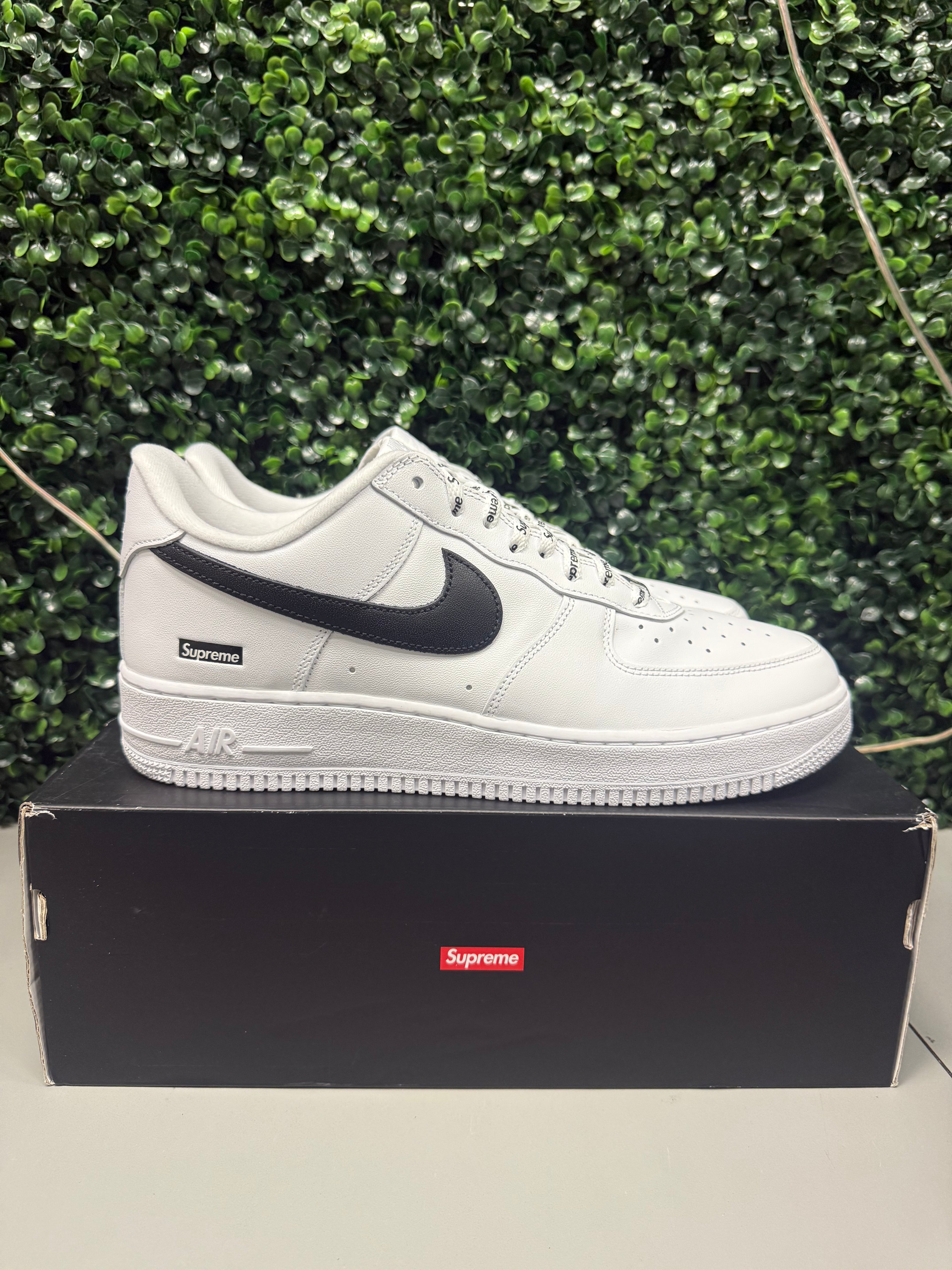 Nike Air Force 1 Low X Supreme "White Black" Size 11 Preowned