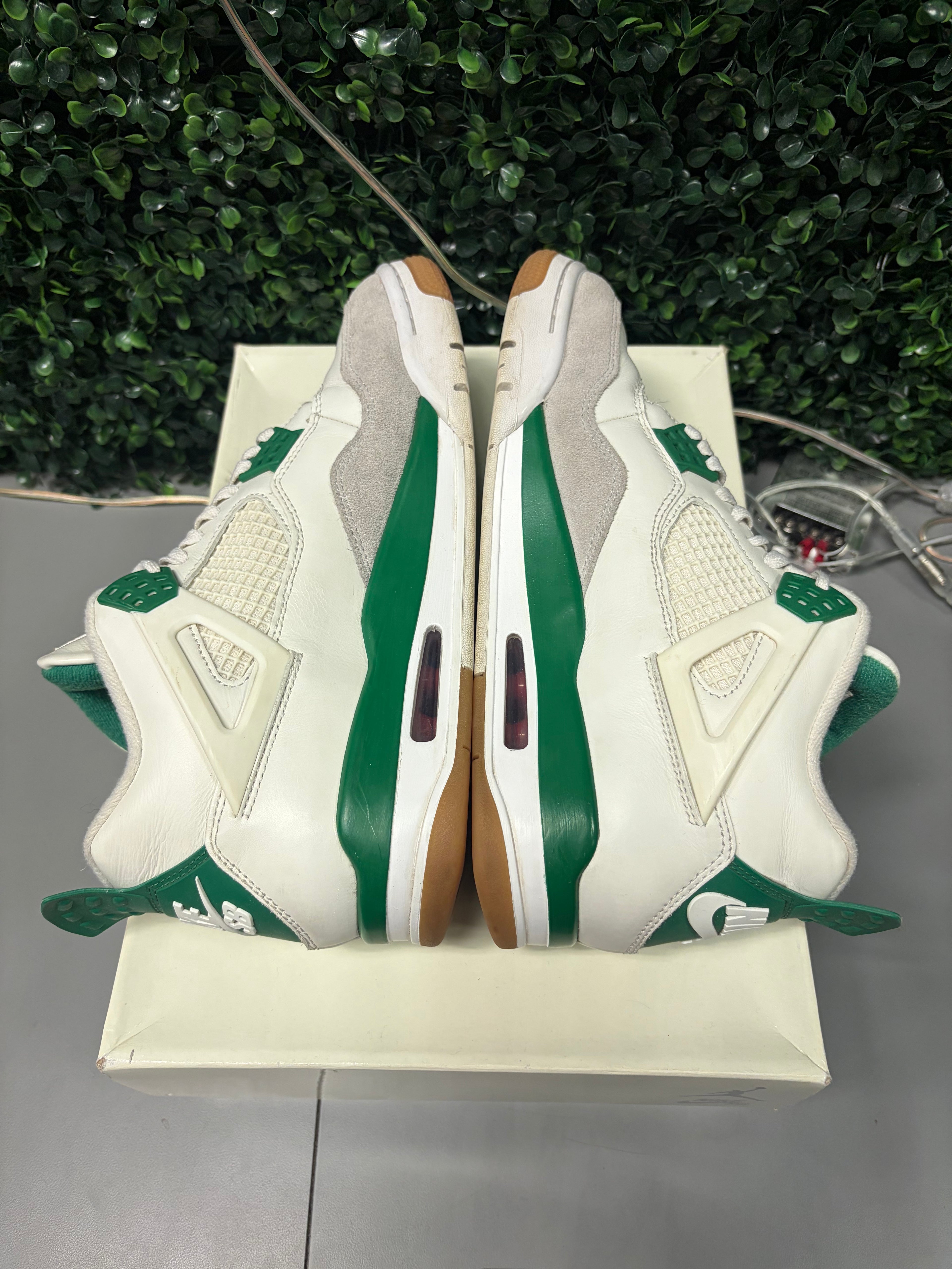 Jordan 4 SB "Pine Green" Size 9.5 Preowned