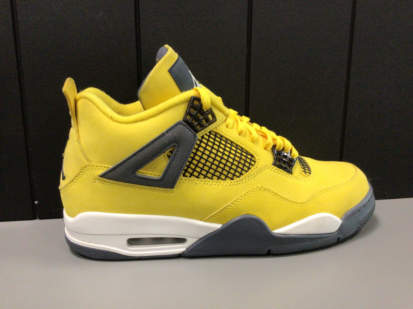 Jordan 4 “Lightning” Size 10.5 Preowned