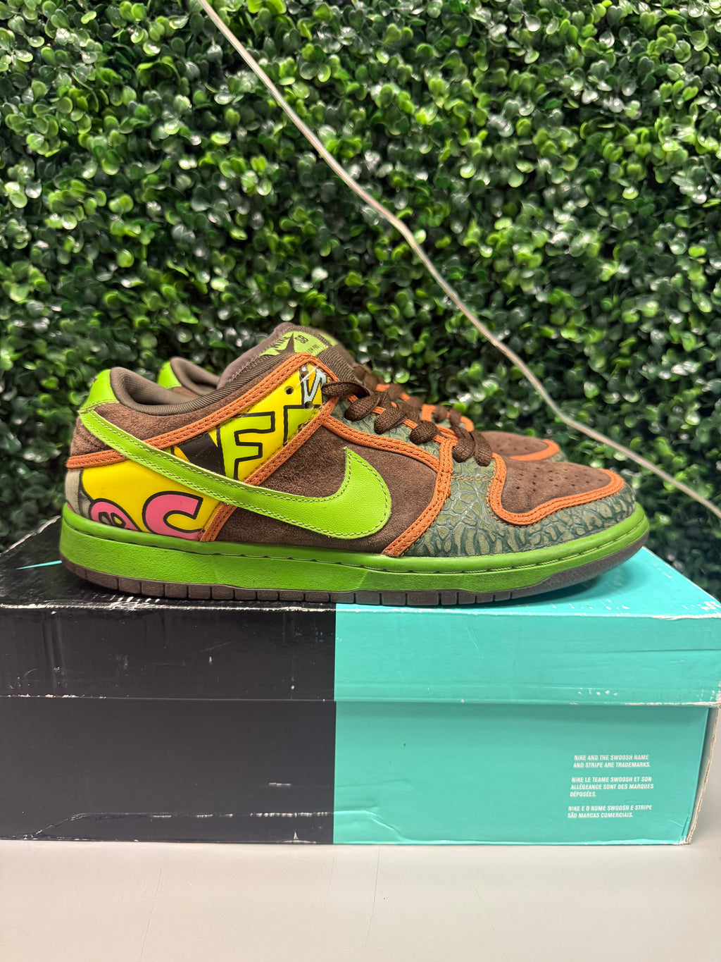 Nike SB Dunk Low "De La Soul" Size 9 Preowned