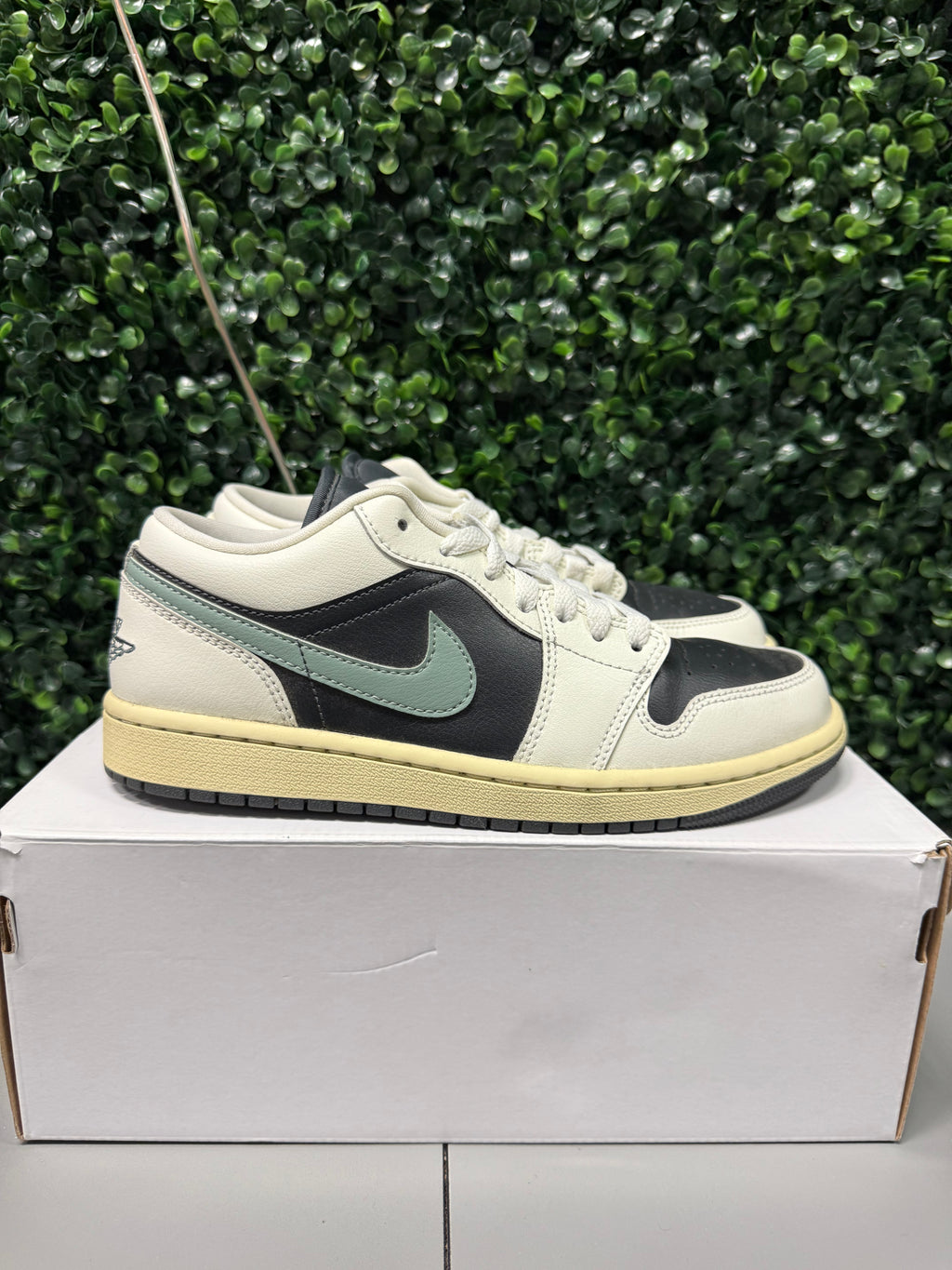 Jordan 1 Low "Jade Smoke" Size 8W / 6.5Y Preowned
