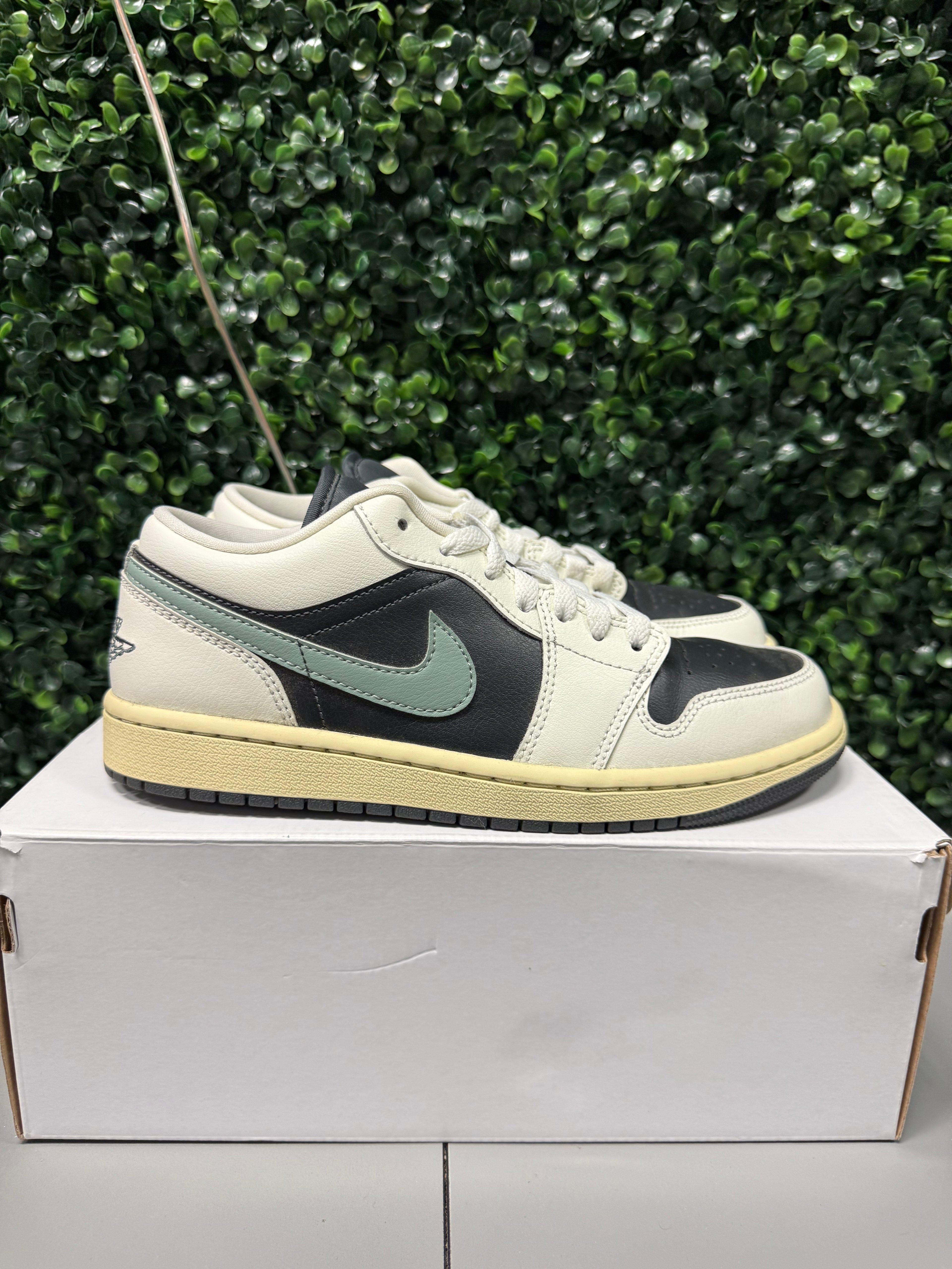 Jordan 1 Low "Jade Smoke" Size 8W / 6.5Y Preowned