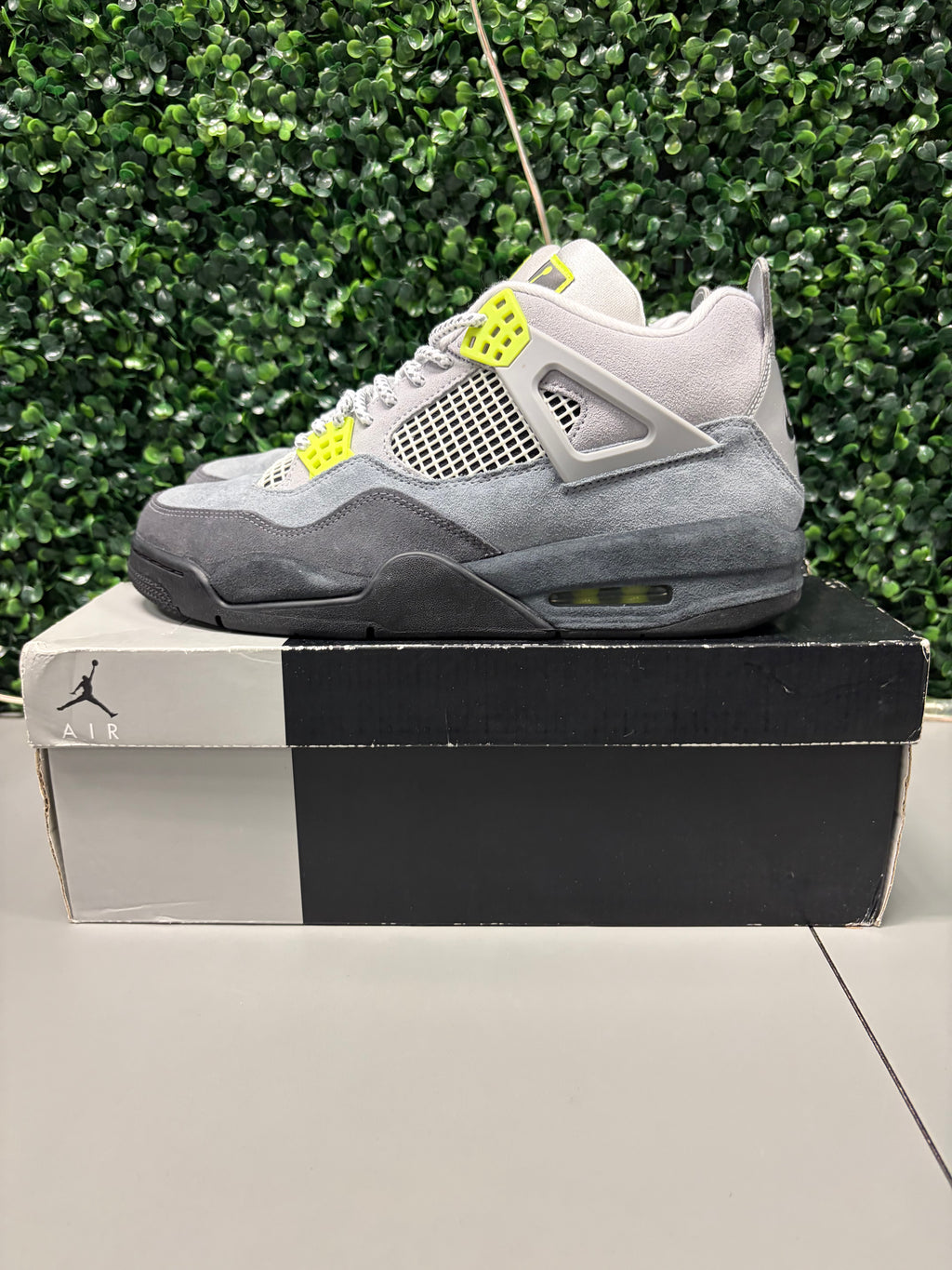 Jordan 4 Retro "SE 95 Neon" Size 10.5 Preowned