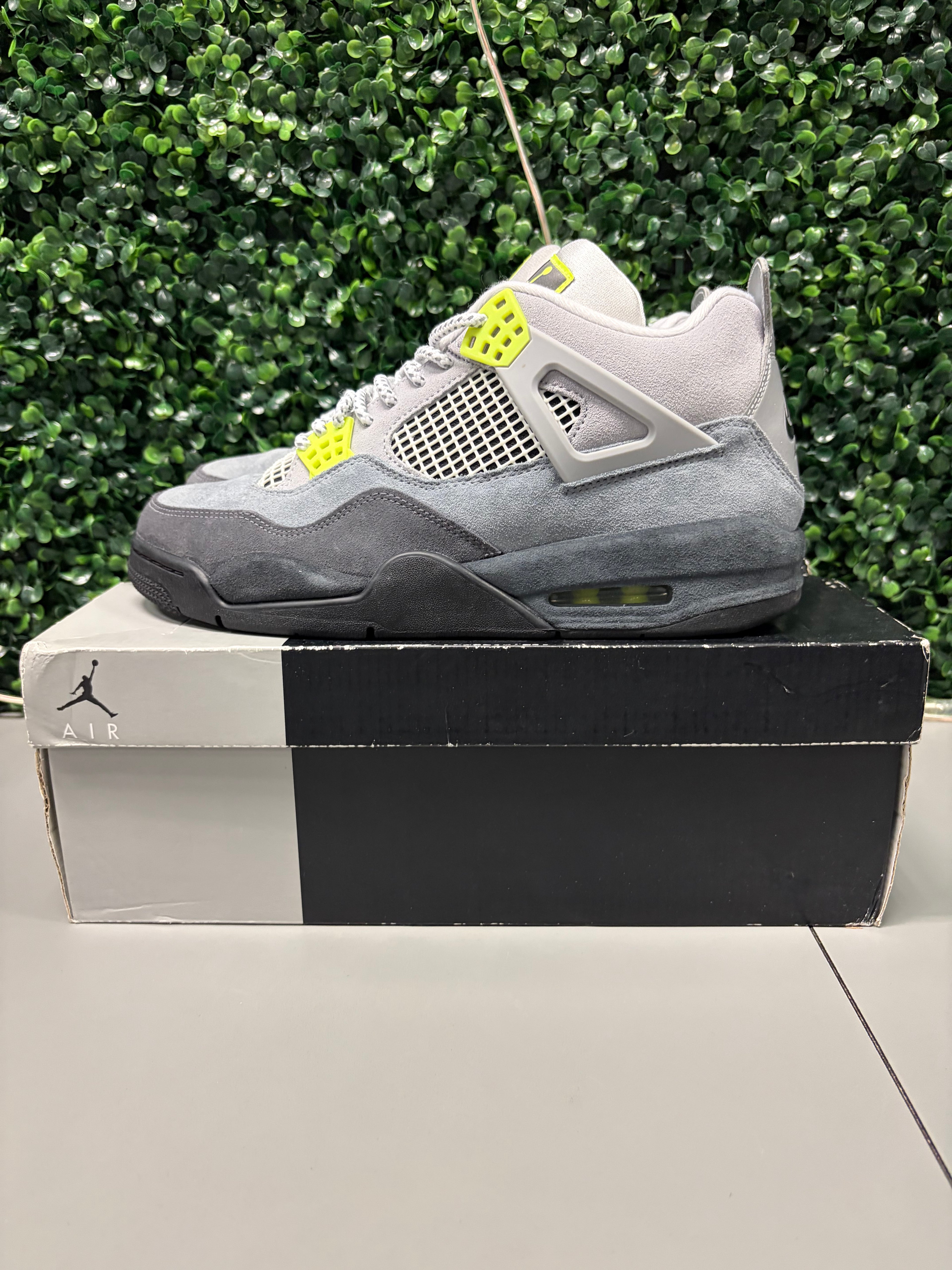 Jordan 4 Retro "SE 95 Neon" Size 10.5 Preowned