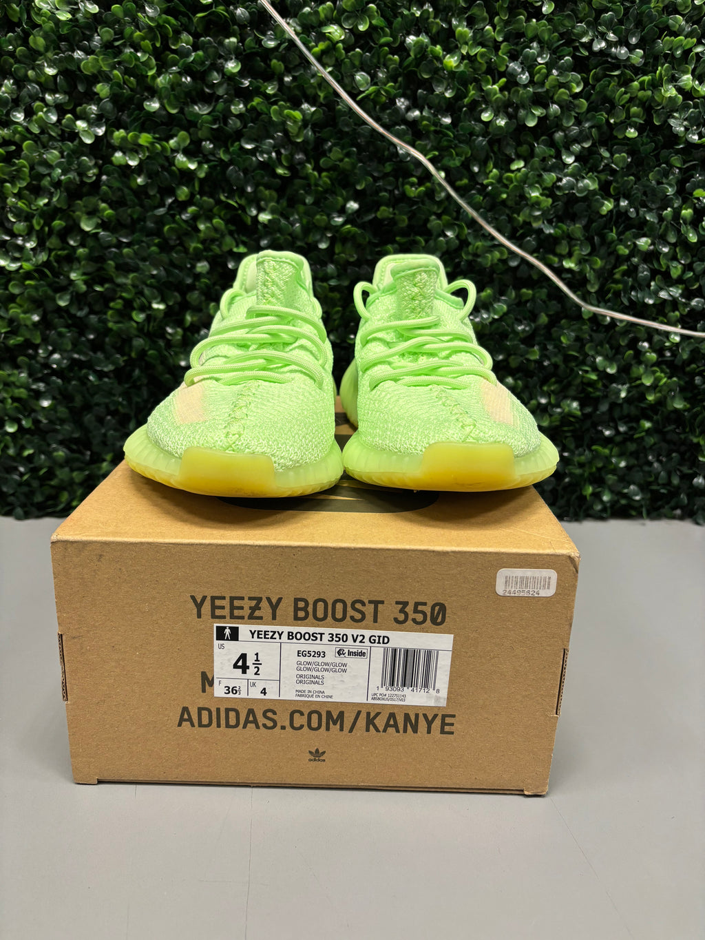 Yeezy 350 V2 "Glow" Size 4.5 Preowned