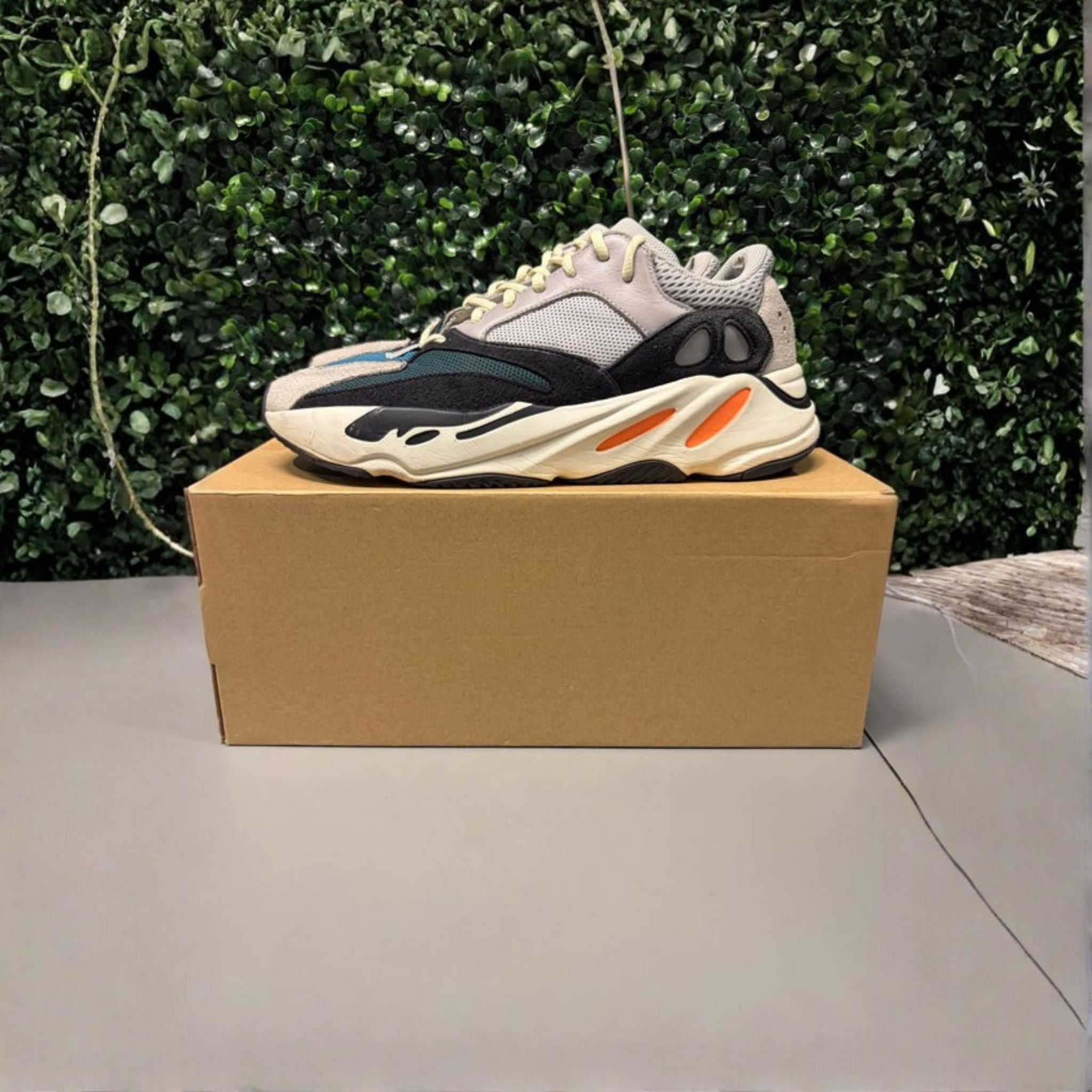 Yeezy Boost 700 "Wave Runner" Size 10 Preowned