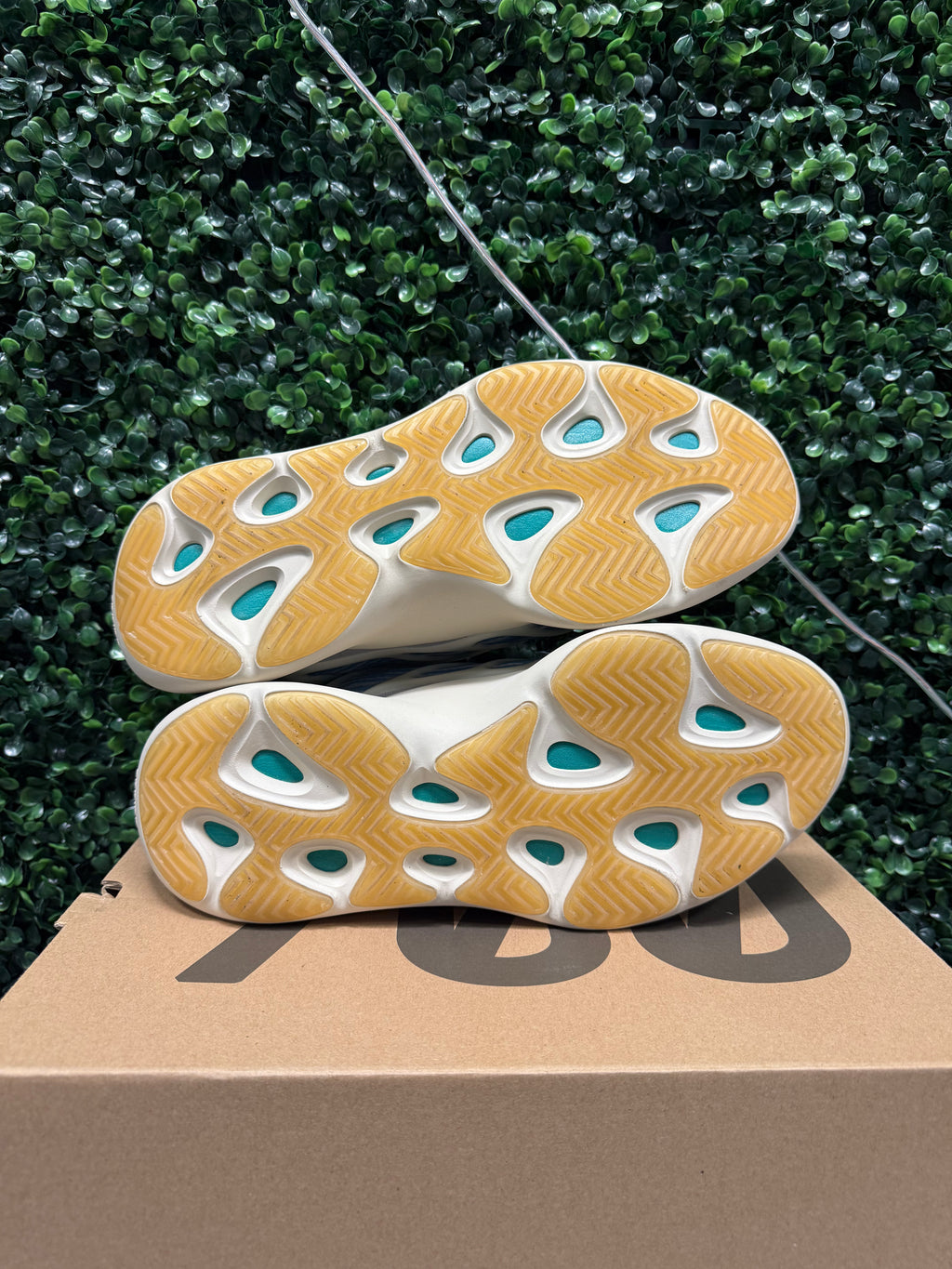 Adidas Yeezy 700 V3 "Kyanite" Size 11 Preowned