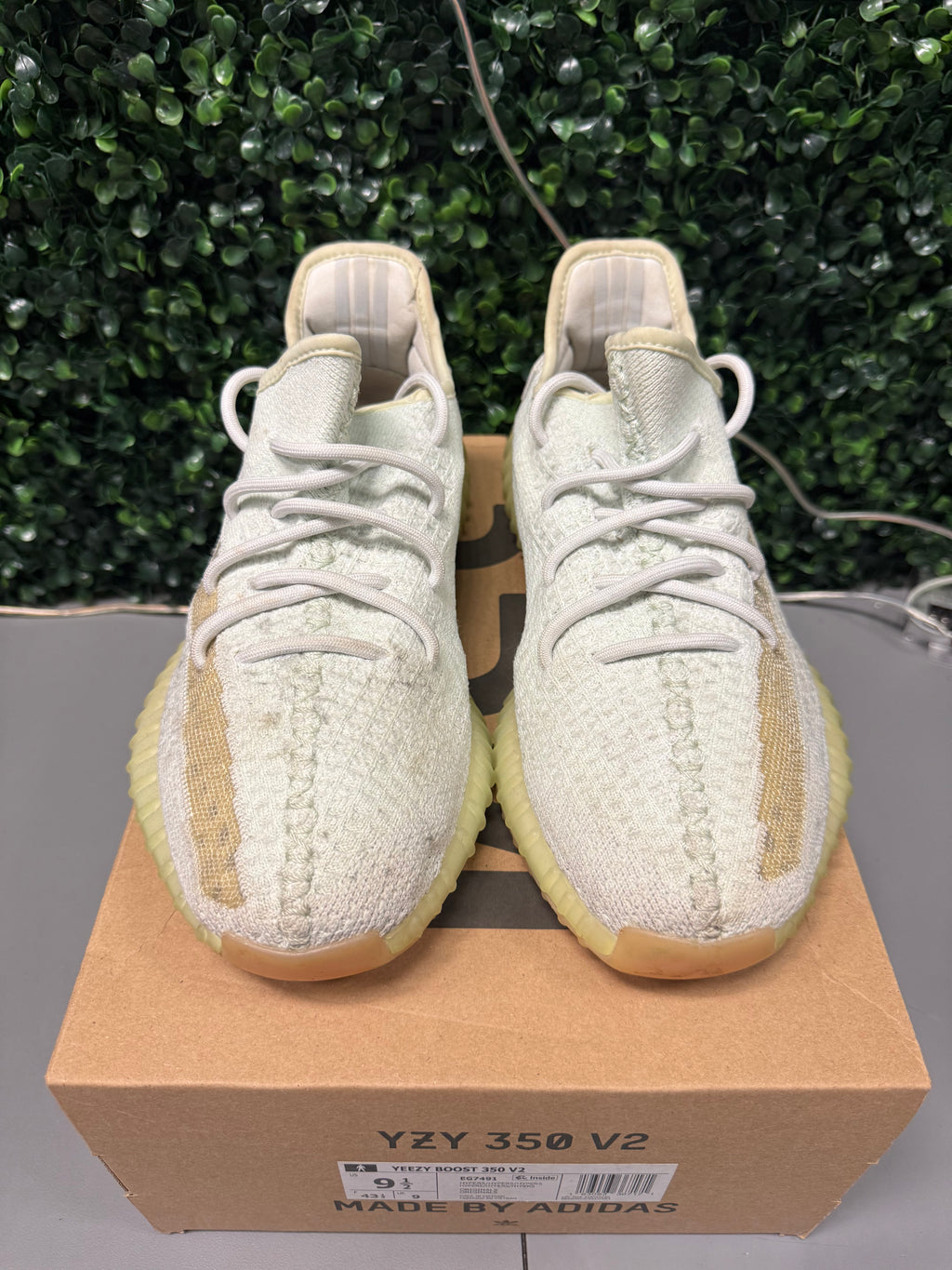 Yeezy 350 V2 "Hyperspace" Size 9.5 Preowned