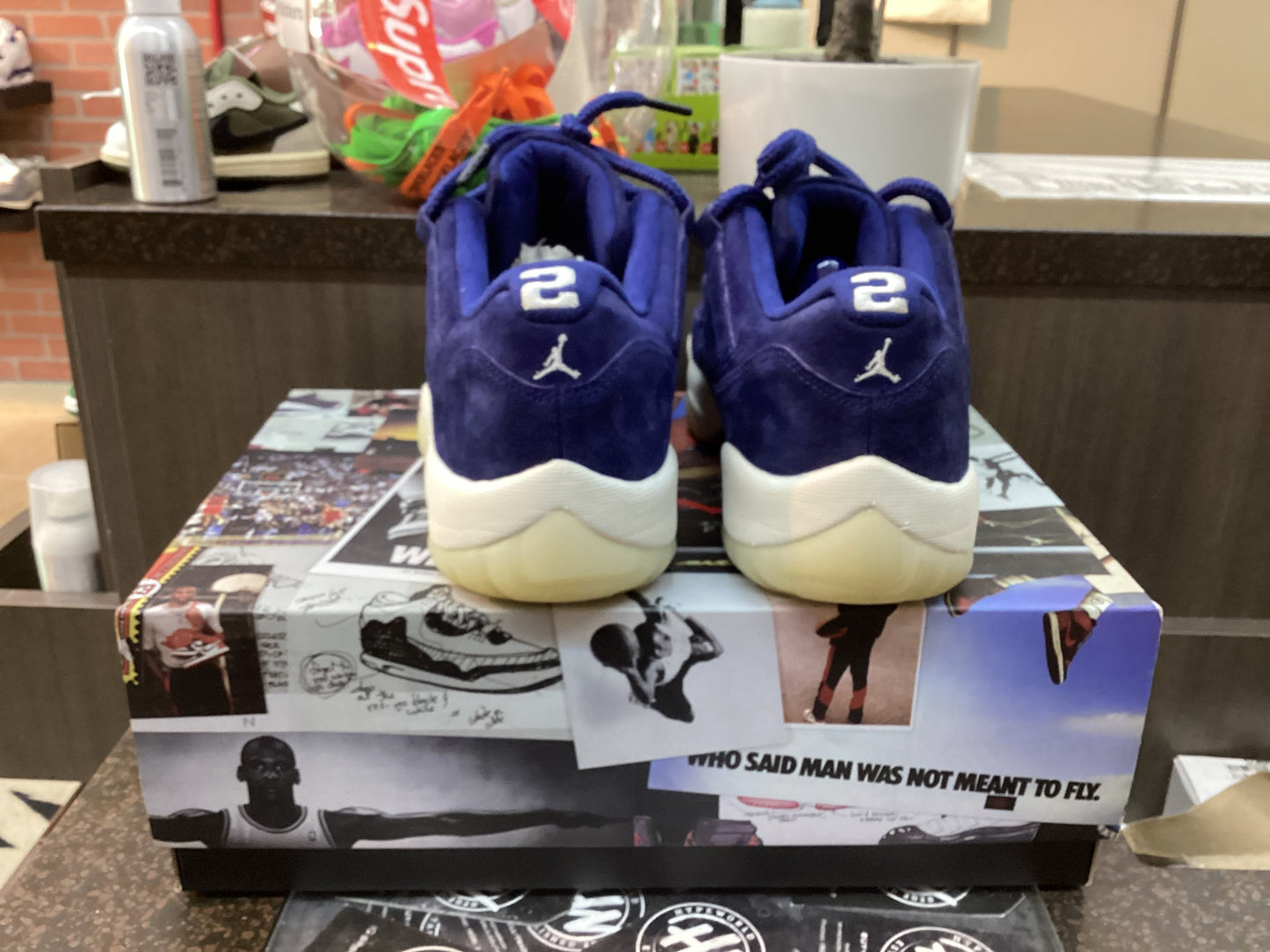 Jordan 11 Low "Derek Jeter RE2PECT" Size 10 Pre Owned