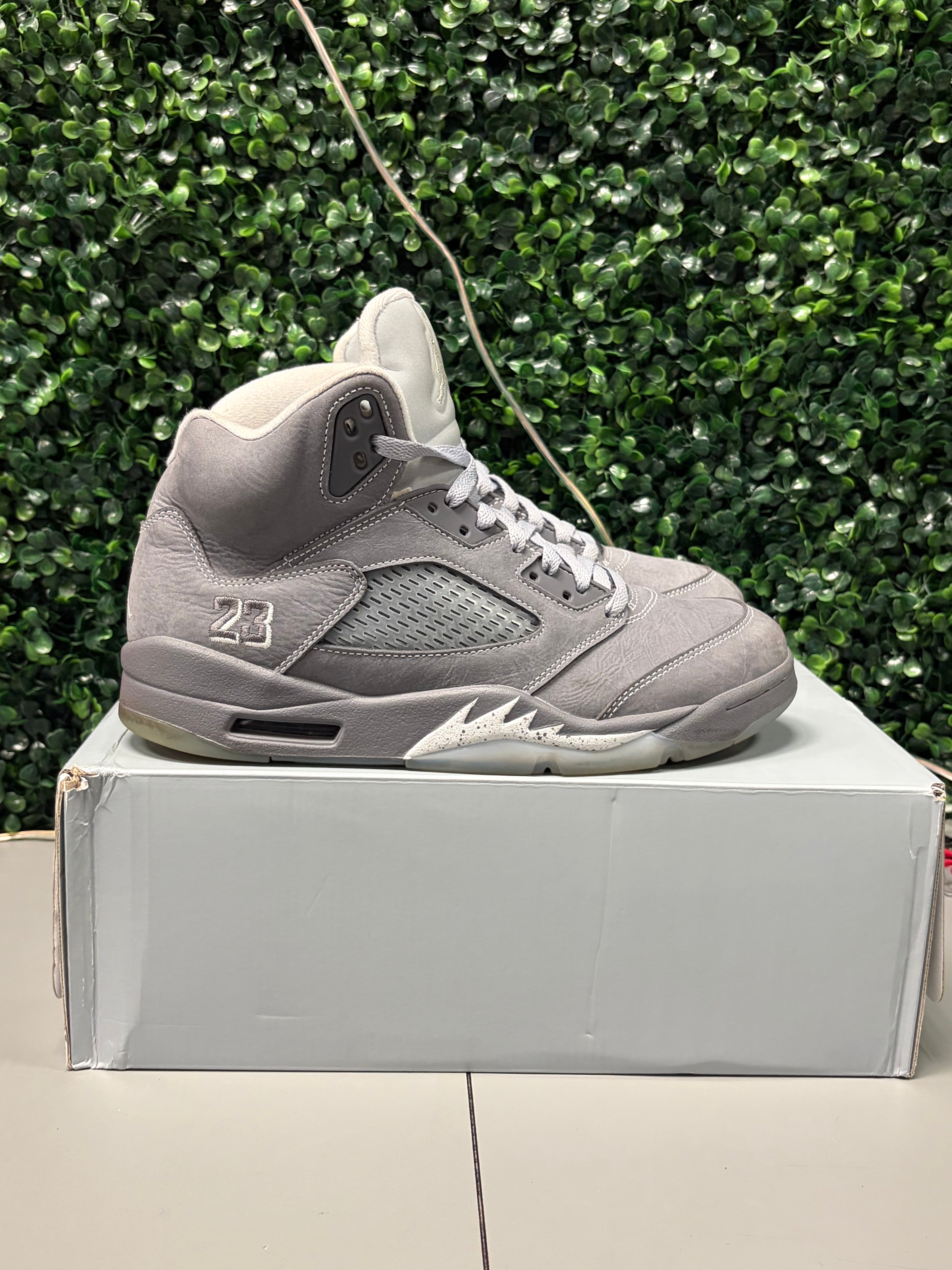 Jordan 5 Retro "Wolf Grey" Preowned Size 9.5
