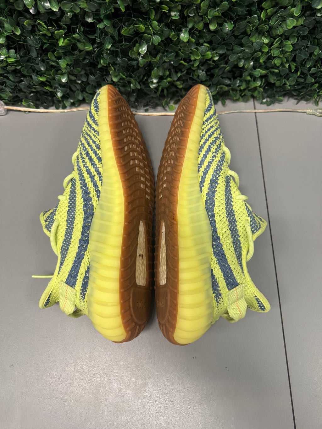 Yeezy 350 V2 "Semi Frozen" Size 10 Preowned