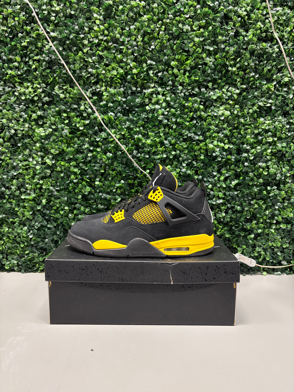 Jordan 4 Retro "Thunder" Size 12 Preowned