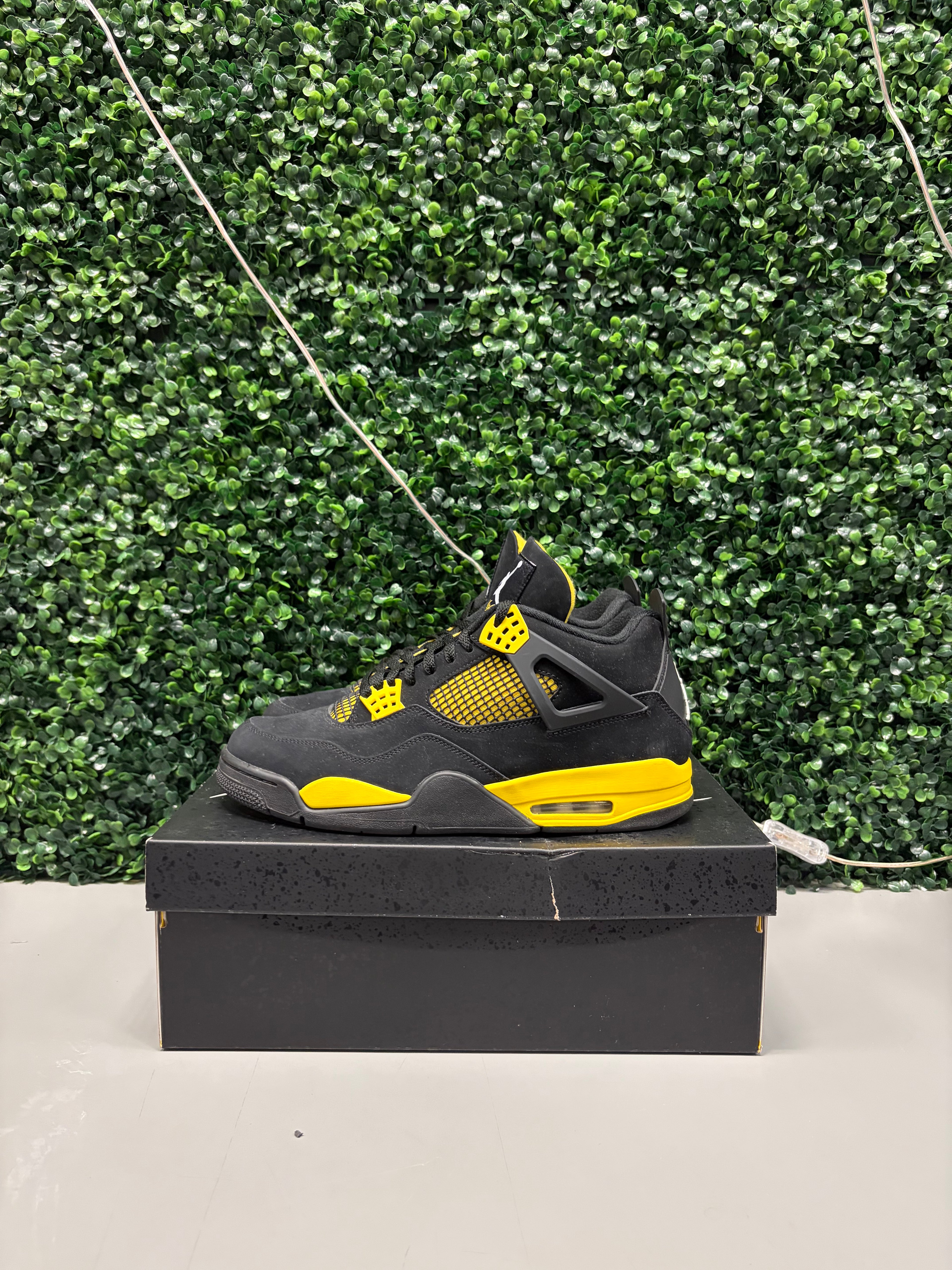 Jordan 4 Retro "Thunder" Size 12 Preowned