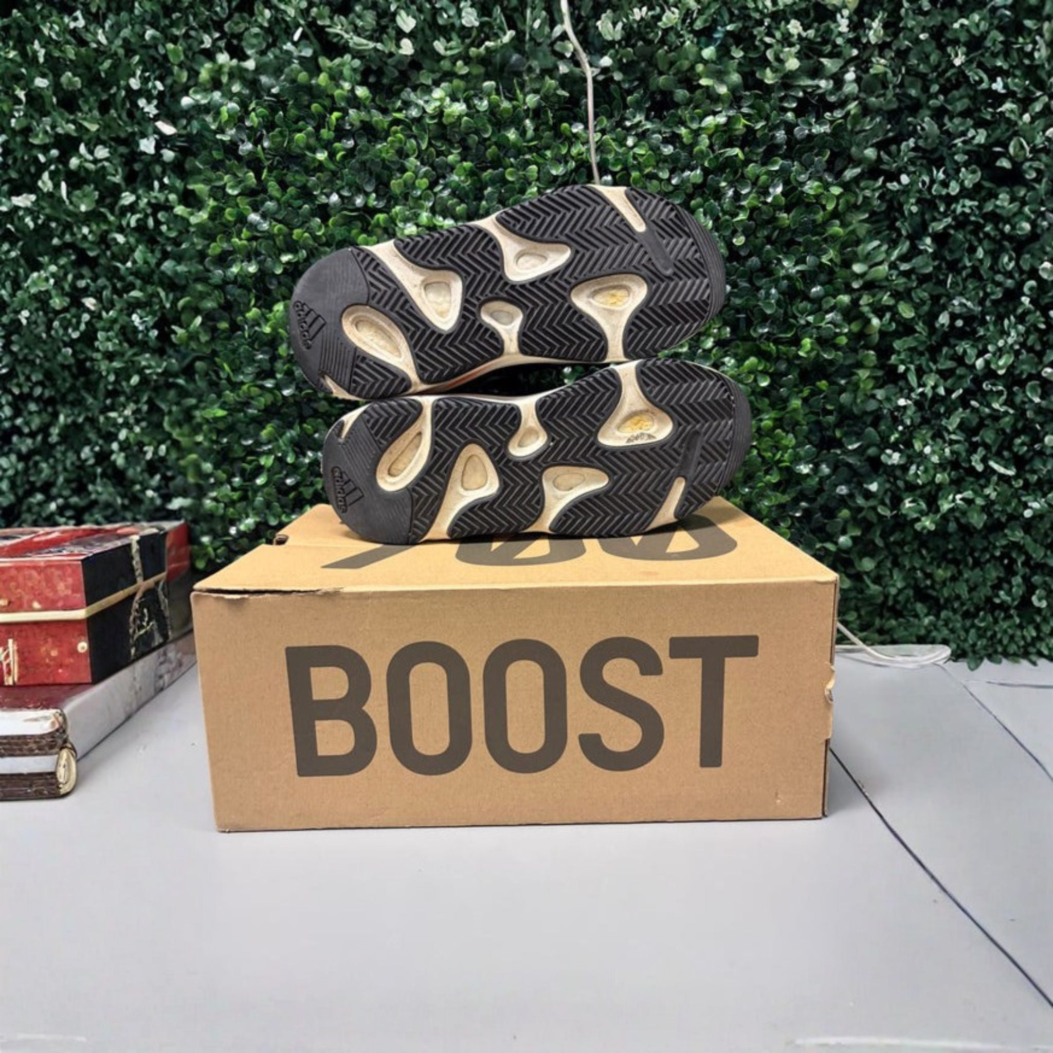Yeezy Boost 700 "Wave Runner" Size 10 Preowned