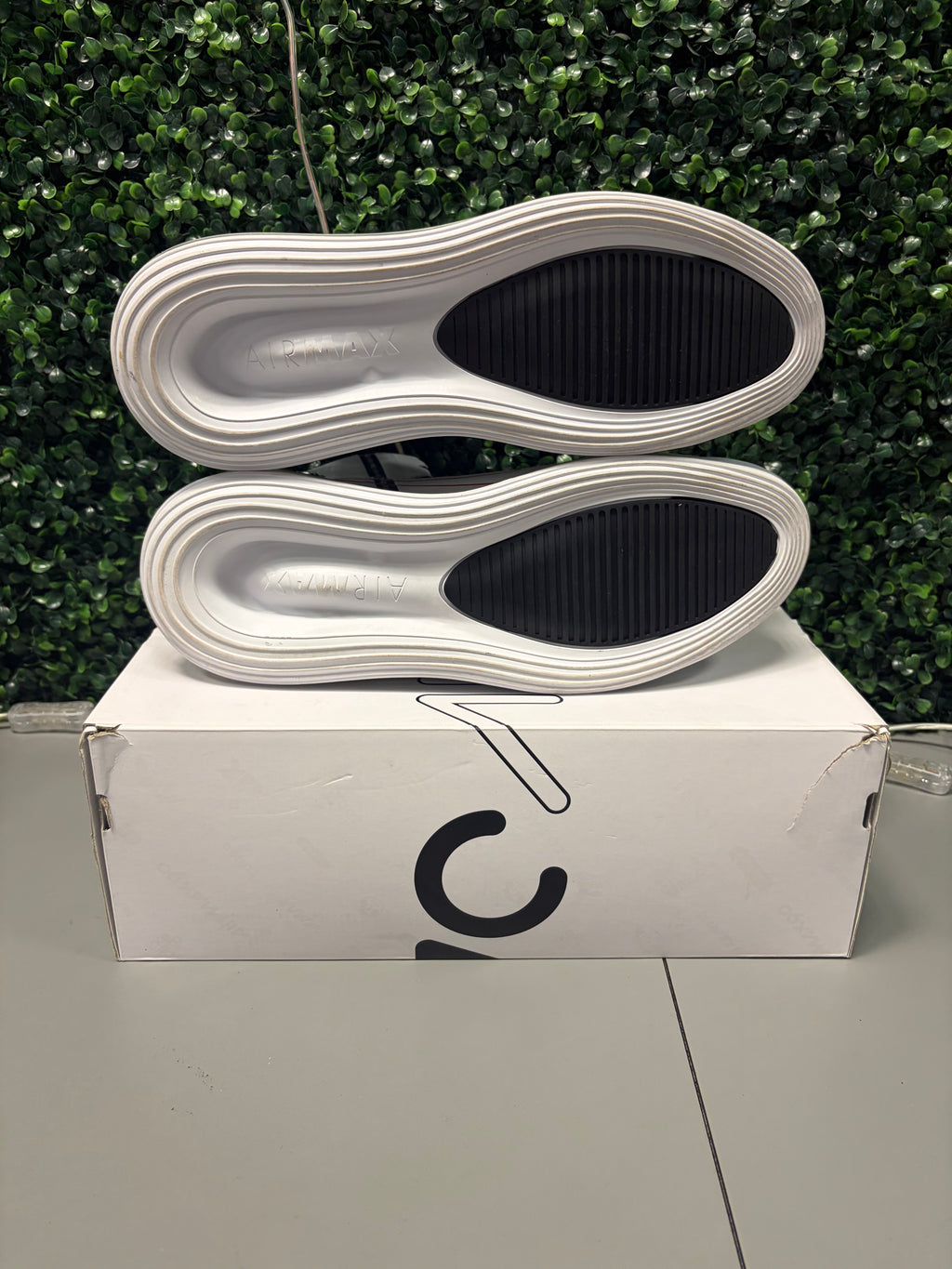 Nike Air Max 720 Saturn "White Black Red" Size 13 Preowned