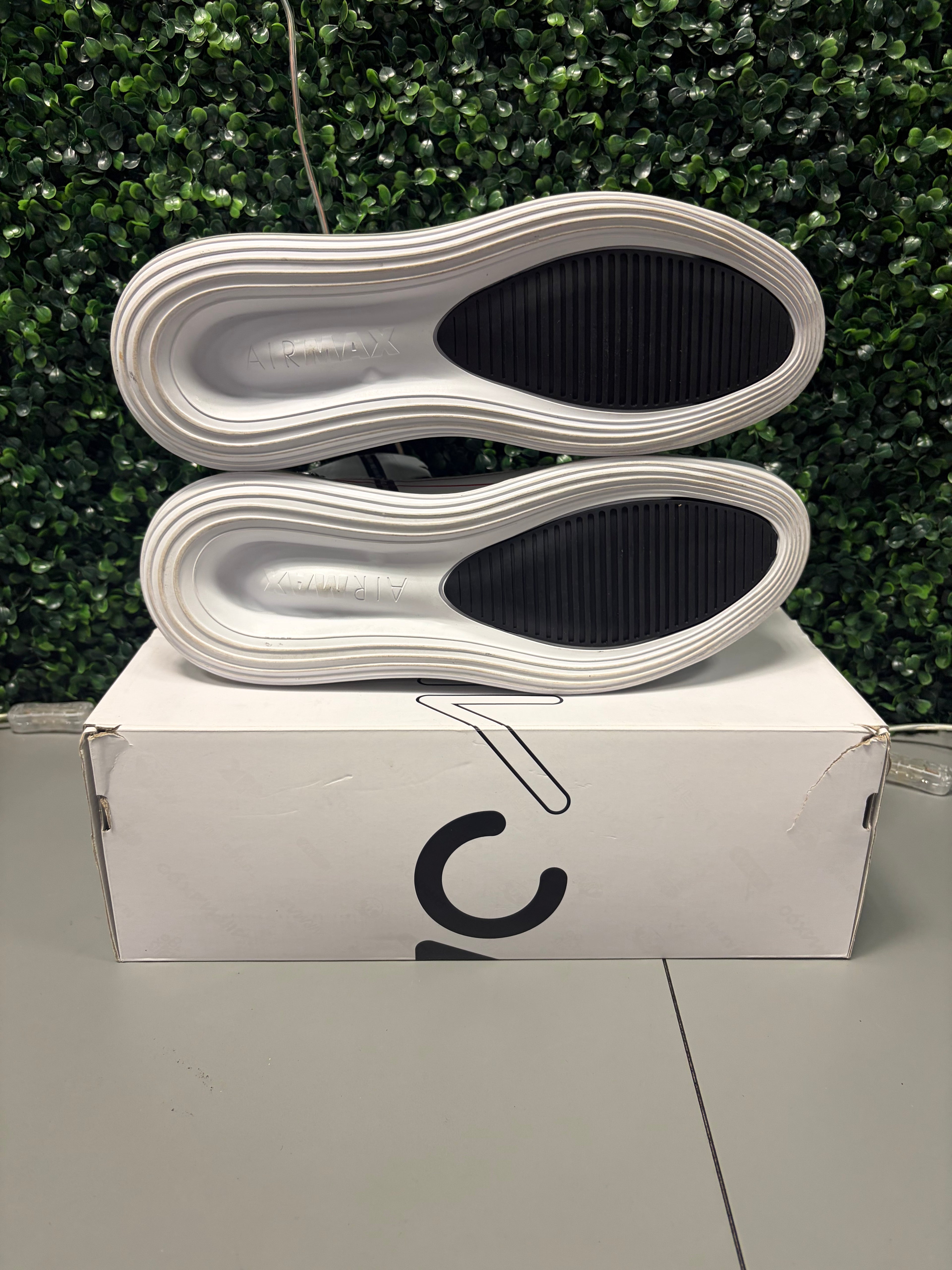 Nike Air Max 720 Saturn "White Black Red" Size 13 Preowned