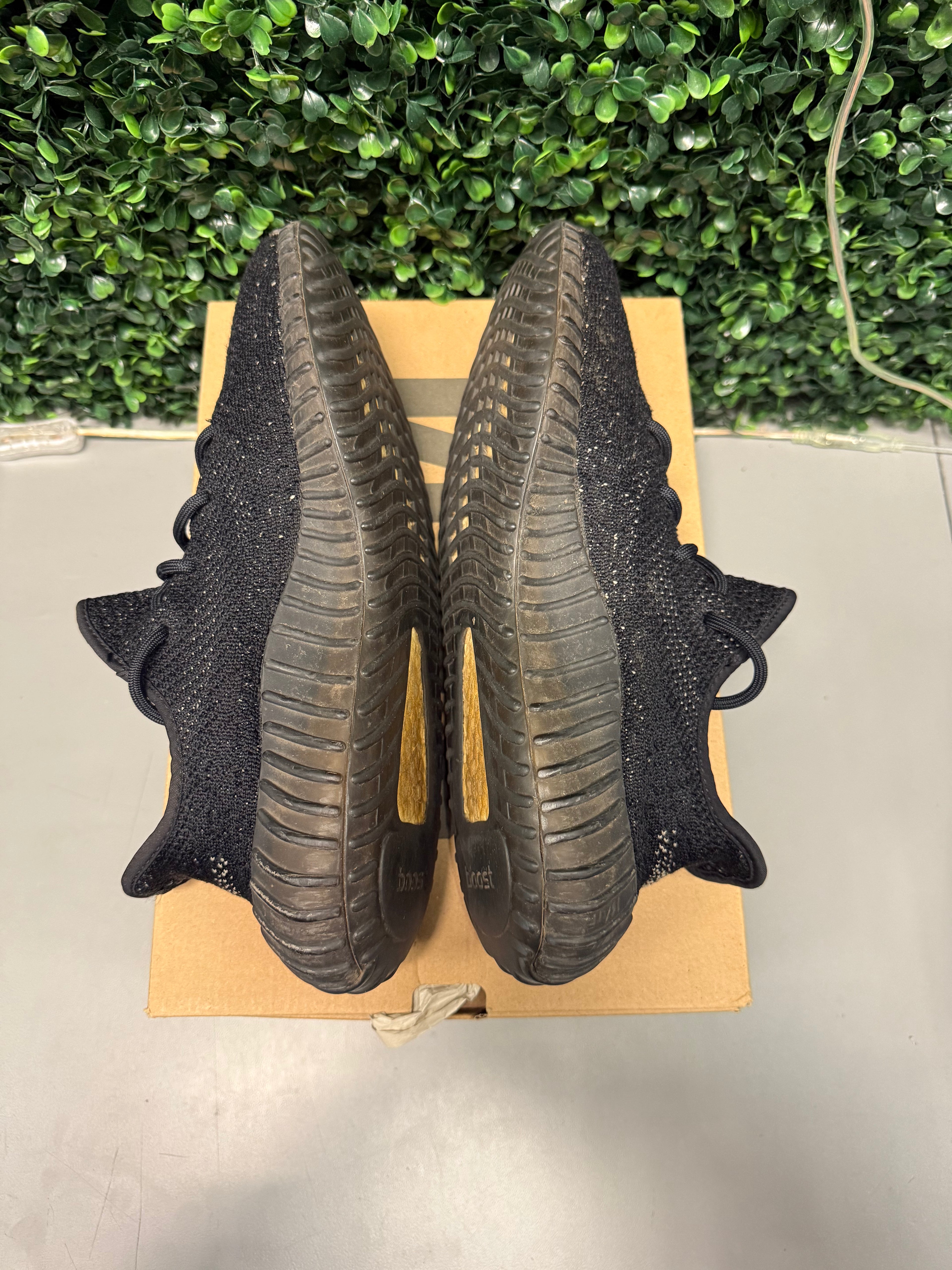 Yeezy 350 V2 "Oreo" Size 9.5 Preowned
