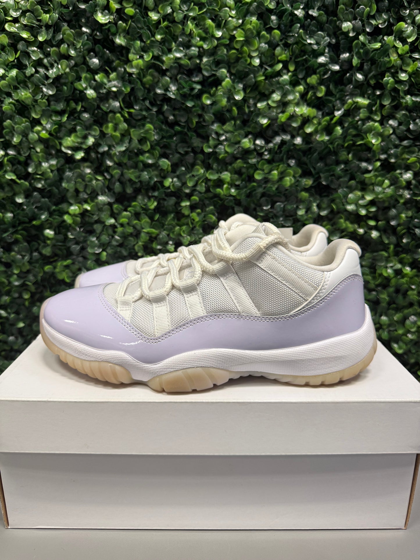 Jordan 11 Low "Pure Violet" Size 6.5Y / 8W Preowned