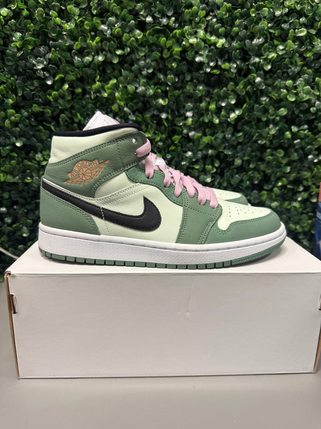 Jordan 1 Mid “Dutch Green” Size 7.5W / 6Y Preowned