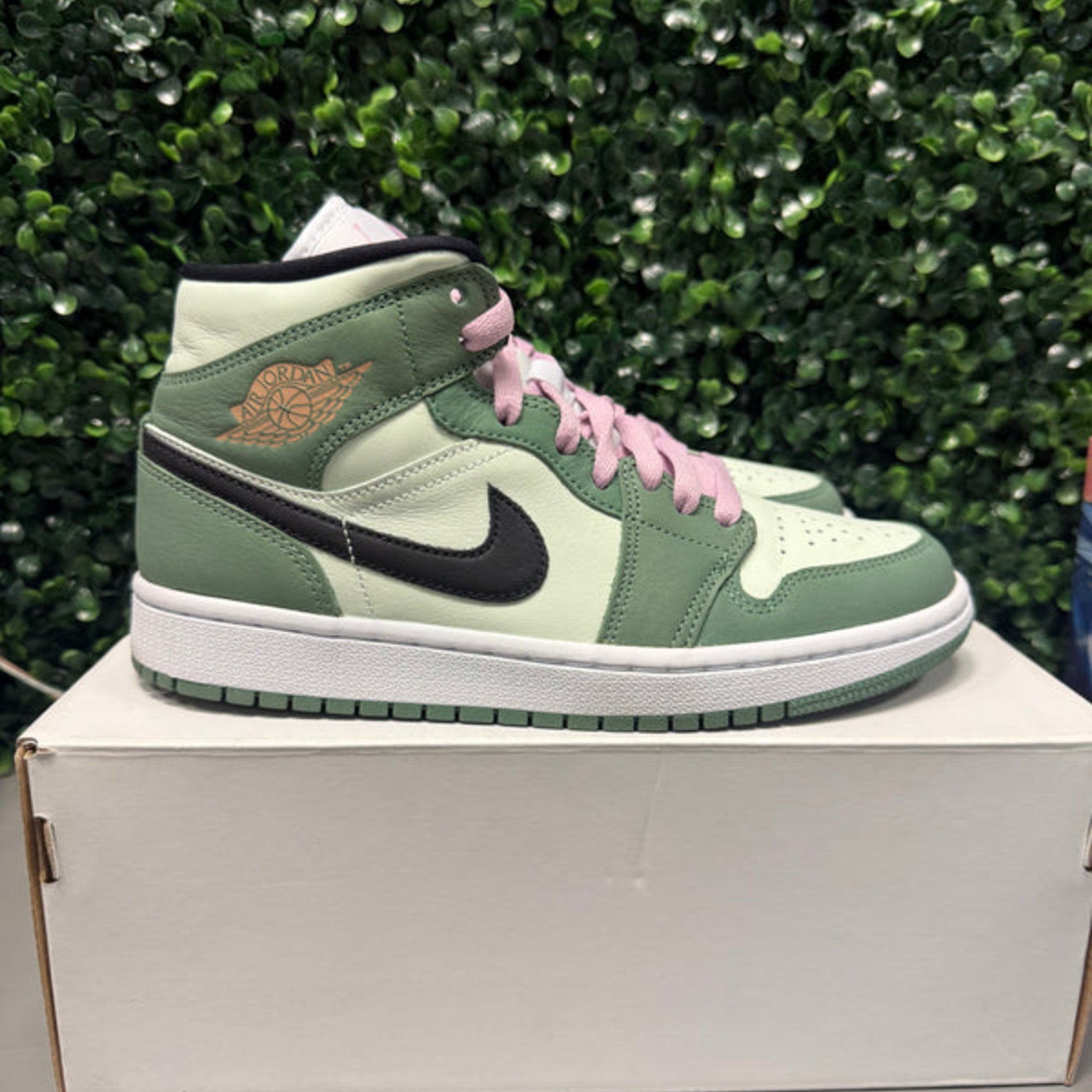 Jordan 1 Mid “Dutch Green” Size 7.5W / 6Y Preowned