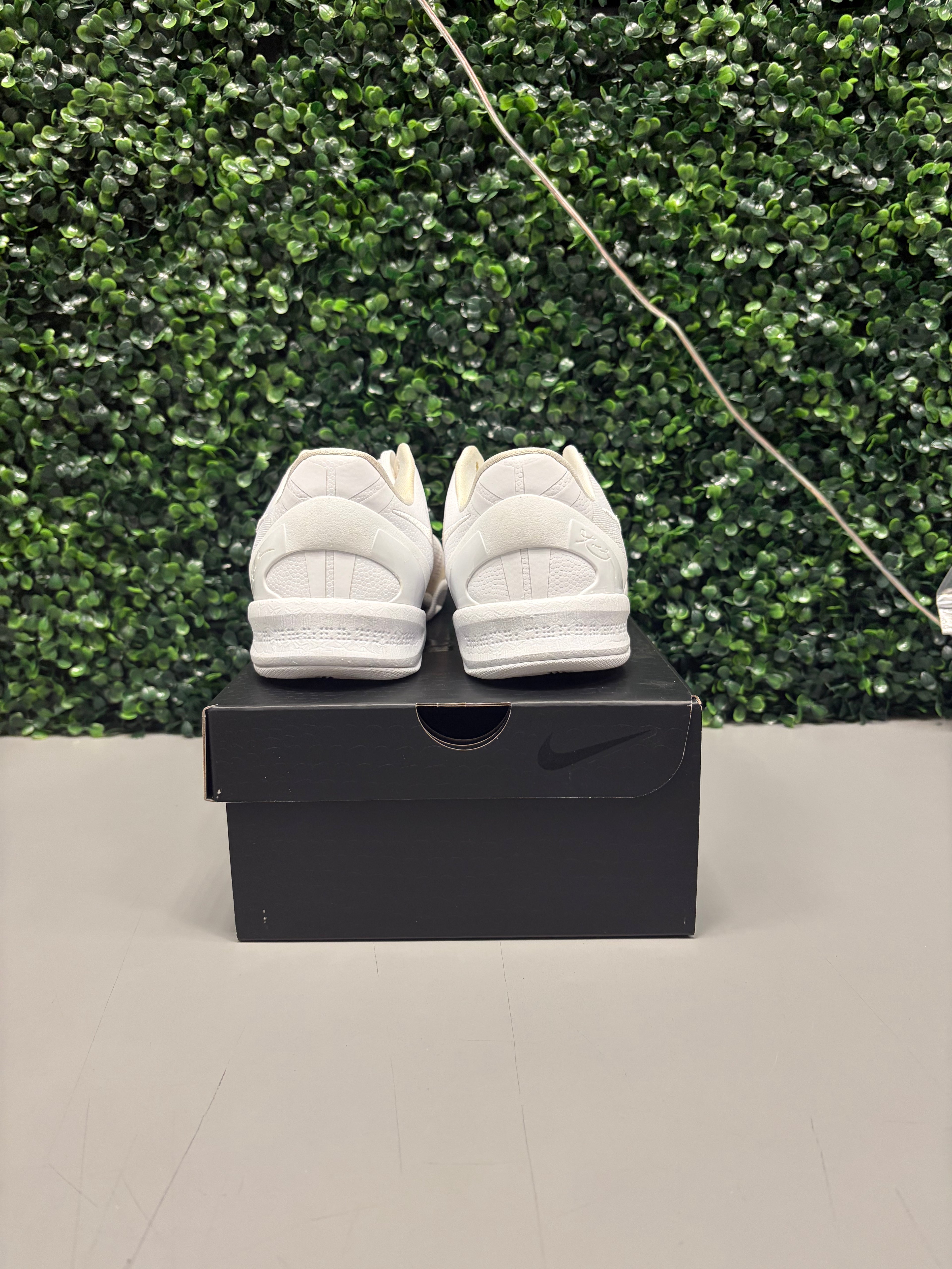 Kobe 8 "Halo" Size 7Y Preowned