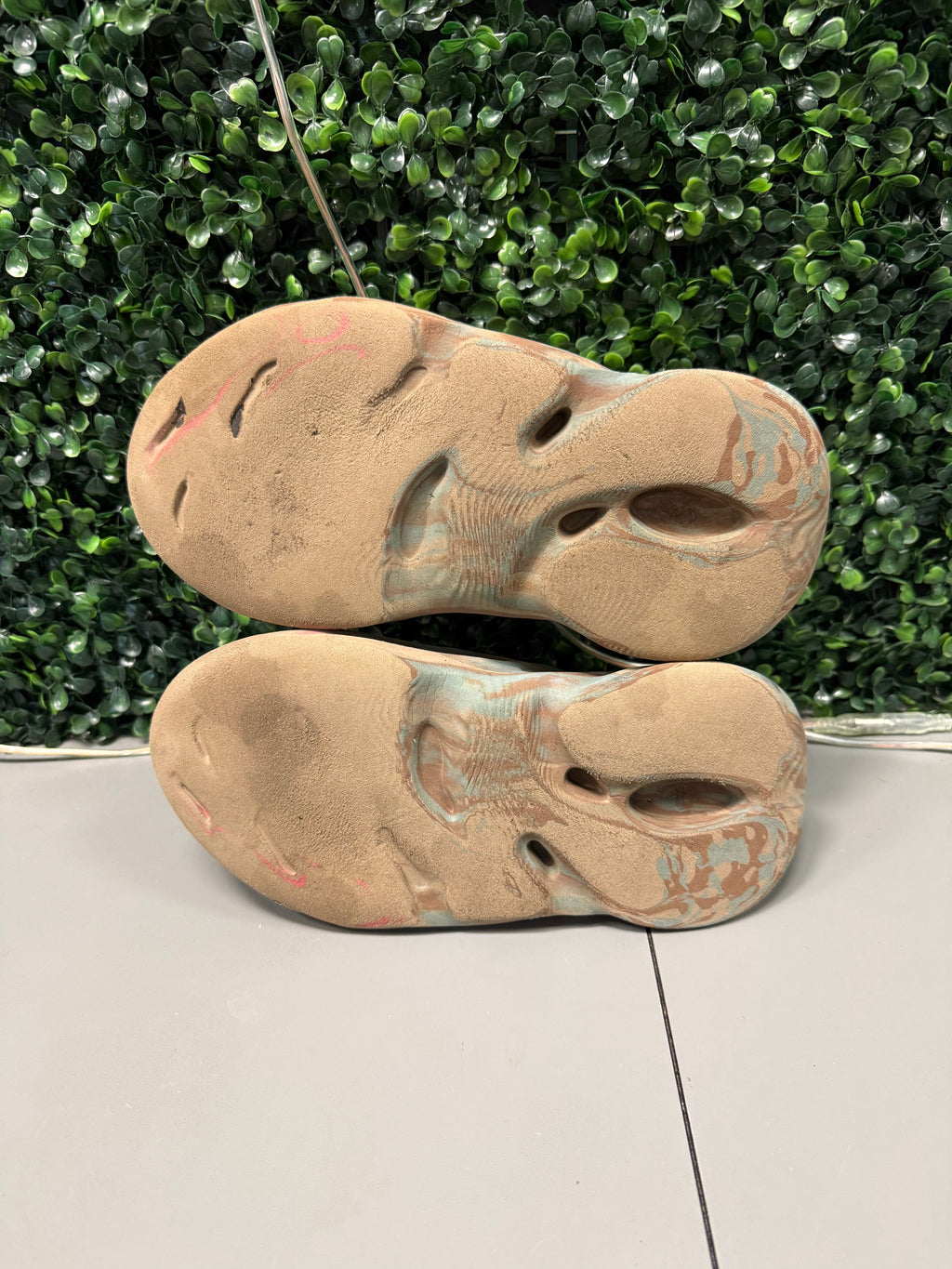 Yeezy Foam RNNR "MX Sand Grey" Size 7 Preowned