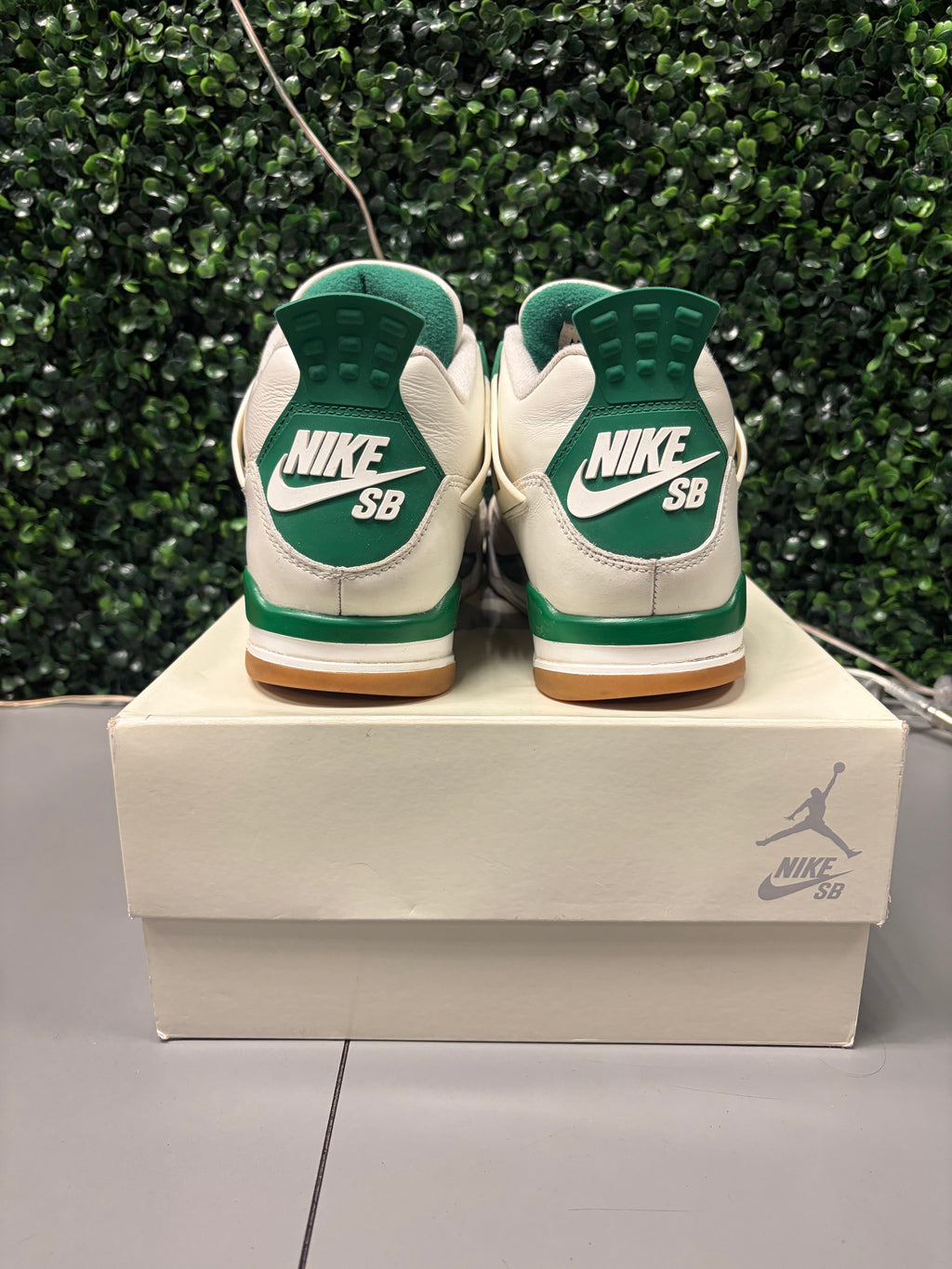 Jordan 4 SB "Pine Green" Size 9.5 Preowned