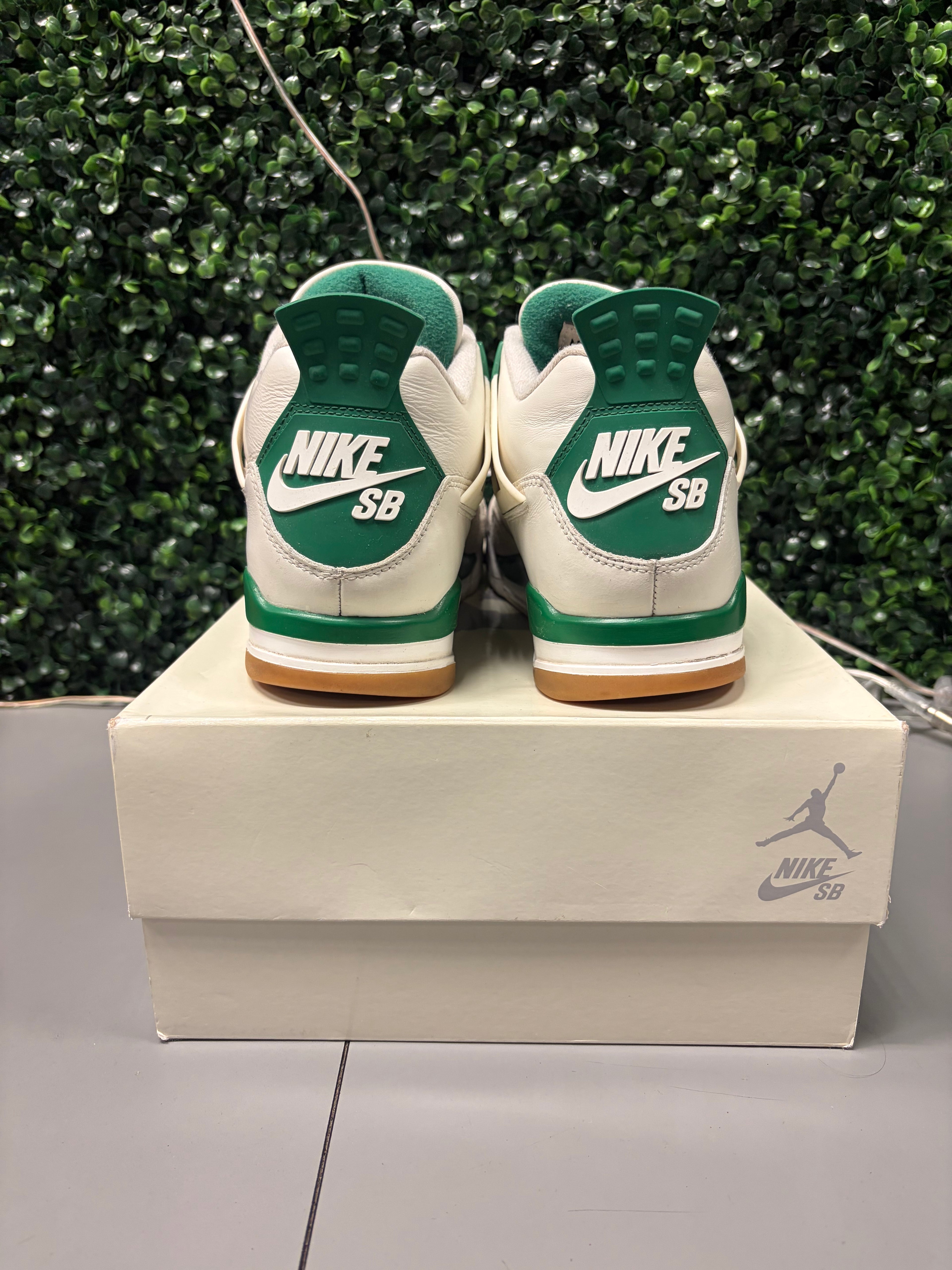 Jordan 4 SB "Pine Green" Size 9.5 Preowned
