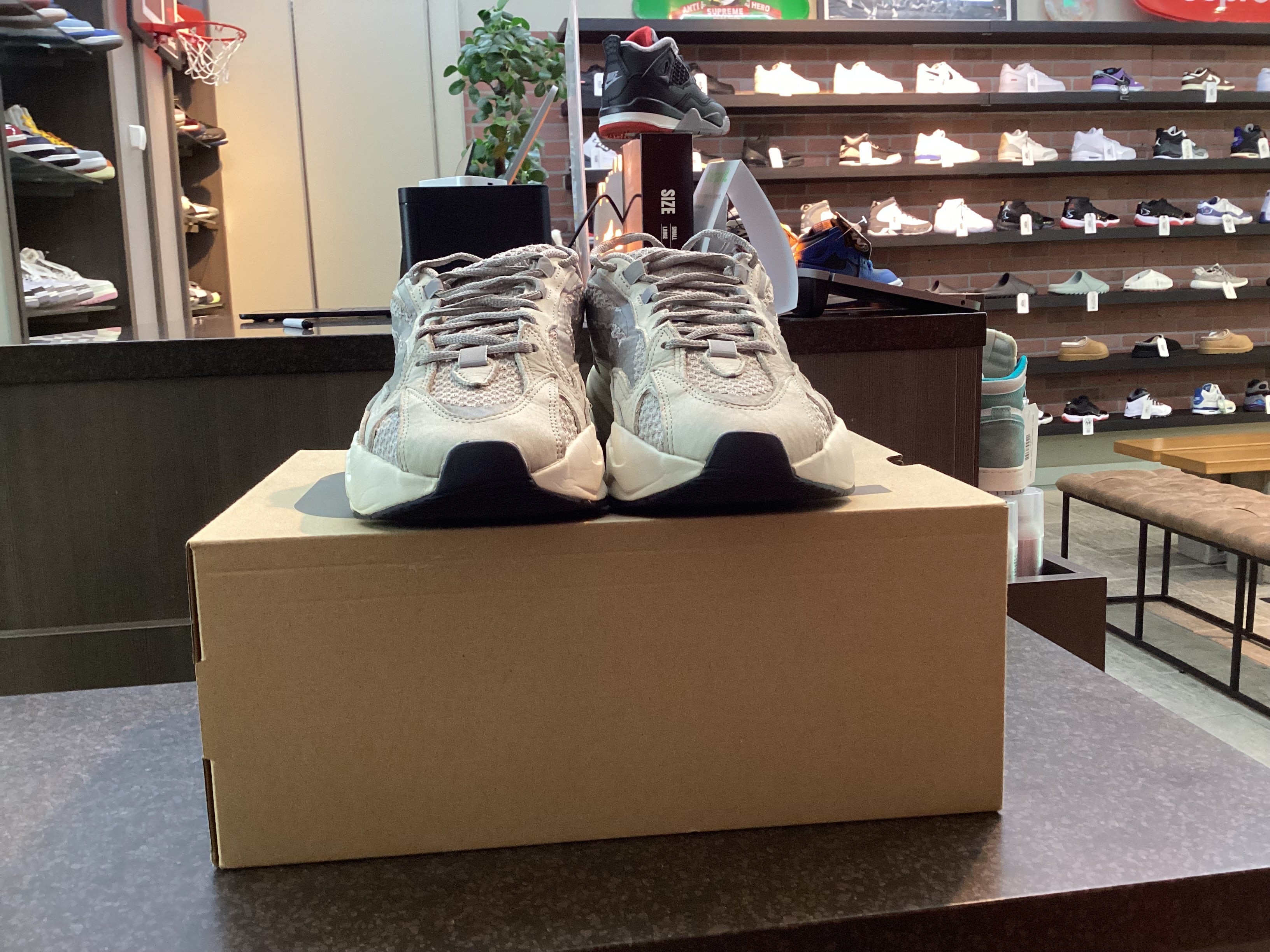 Yeezy 700 V2 “Static” Size 9.5 Preowned