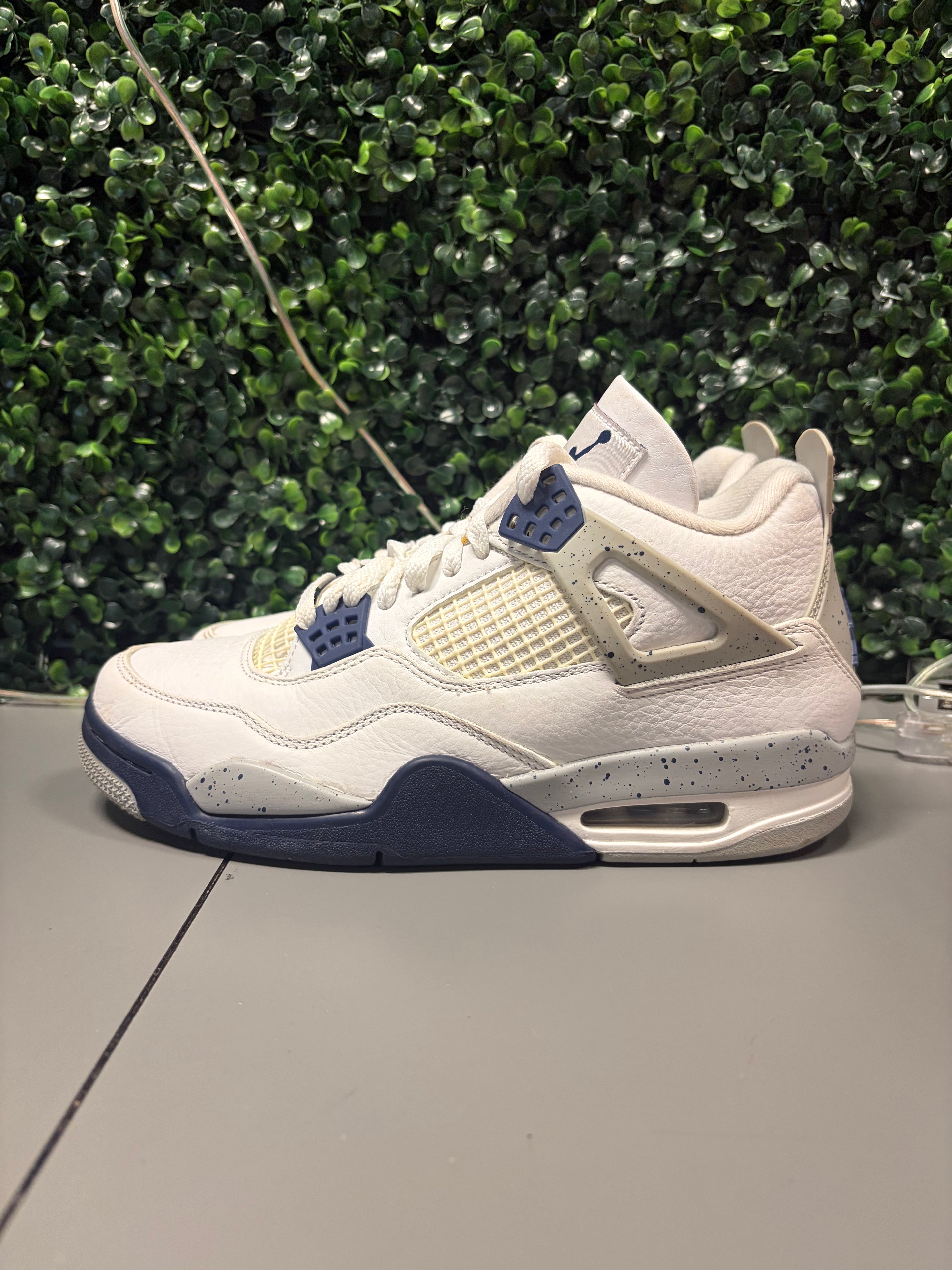 Jordan 4 Retro "Midnight Navy" Size 8 Preowned (NO BOX)