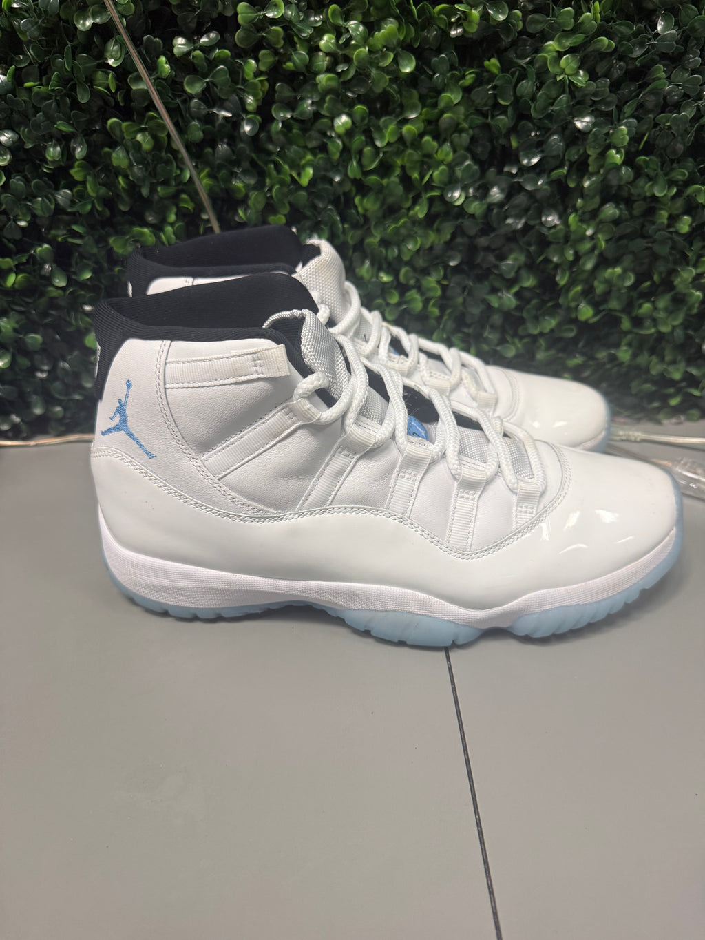 Jordan 11 Retro "Legend Blue" Size 10.5 Preowned