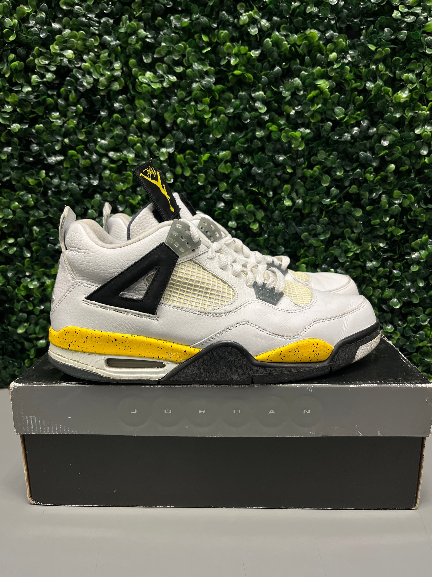 Jordan 4 "Tour Yellow / Rare Air" Size 10.5 Preowned