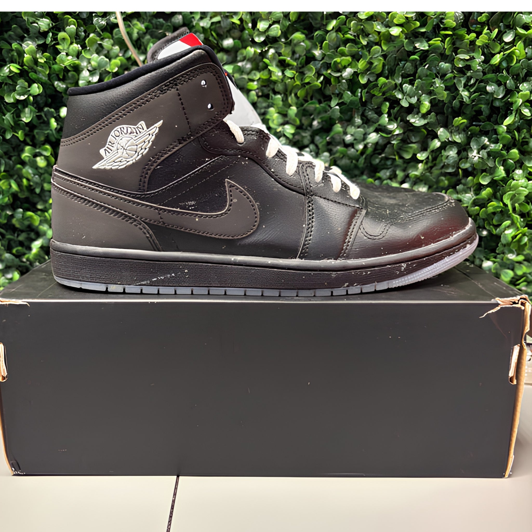 Jordan 1 Mid SE "Black Metallic Reimagined" Size 11.5 Preowned
