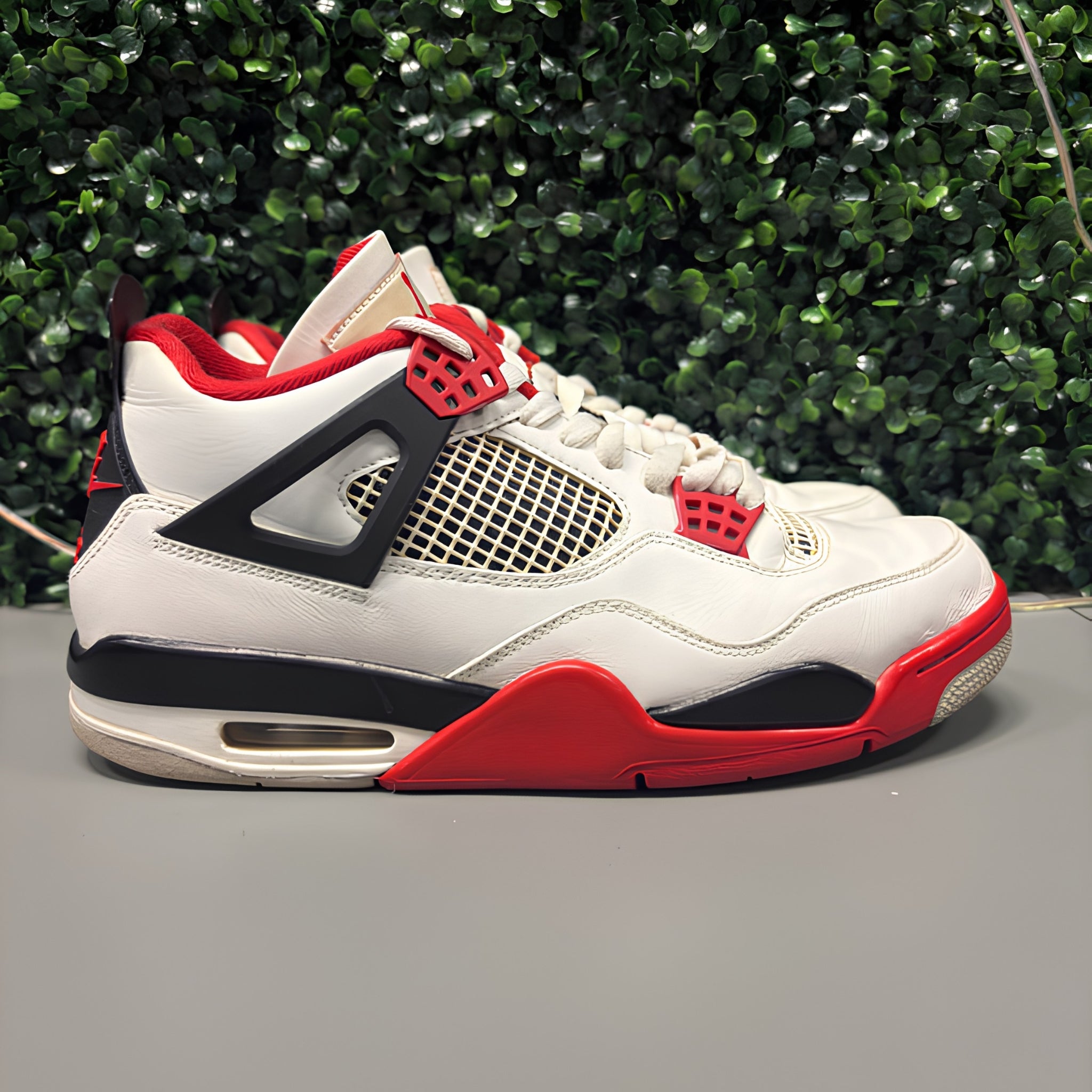Jordan 4 Retro "Fire Red" Size 10.5 Preowned (NO BOX)