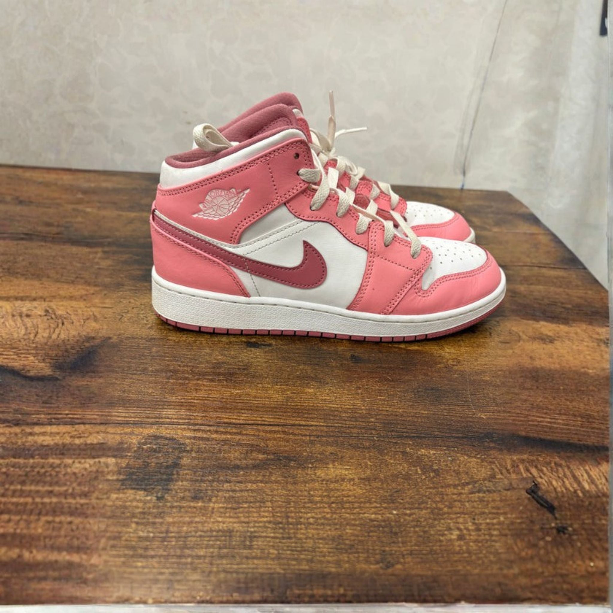 Jordan 1 Mid “Valentines Day” Size 7Y Preowned No Box