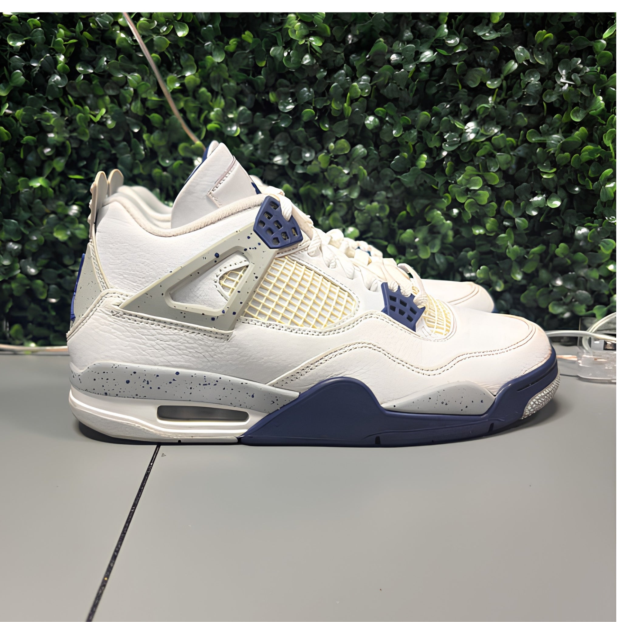 Jordan 4 Retro "Midnight Navy" Size 8 Preowned (NO BOX)
