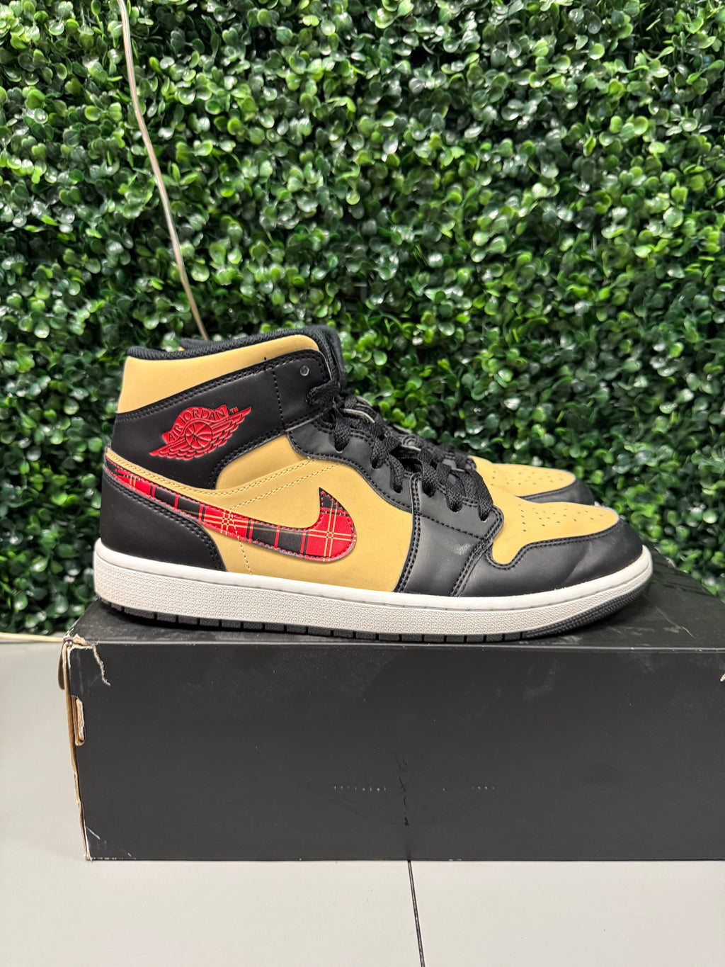 Jordan 1 Mid "Tartan Swoosh" Size 10.5 Preowned