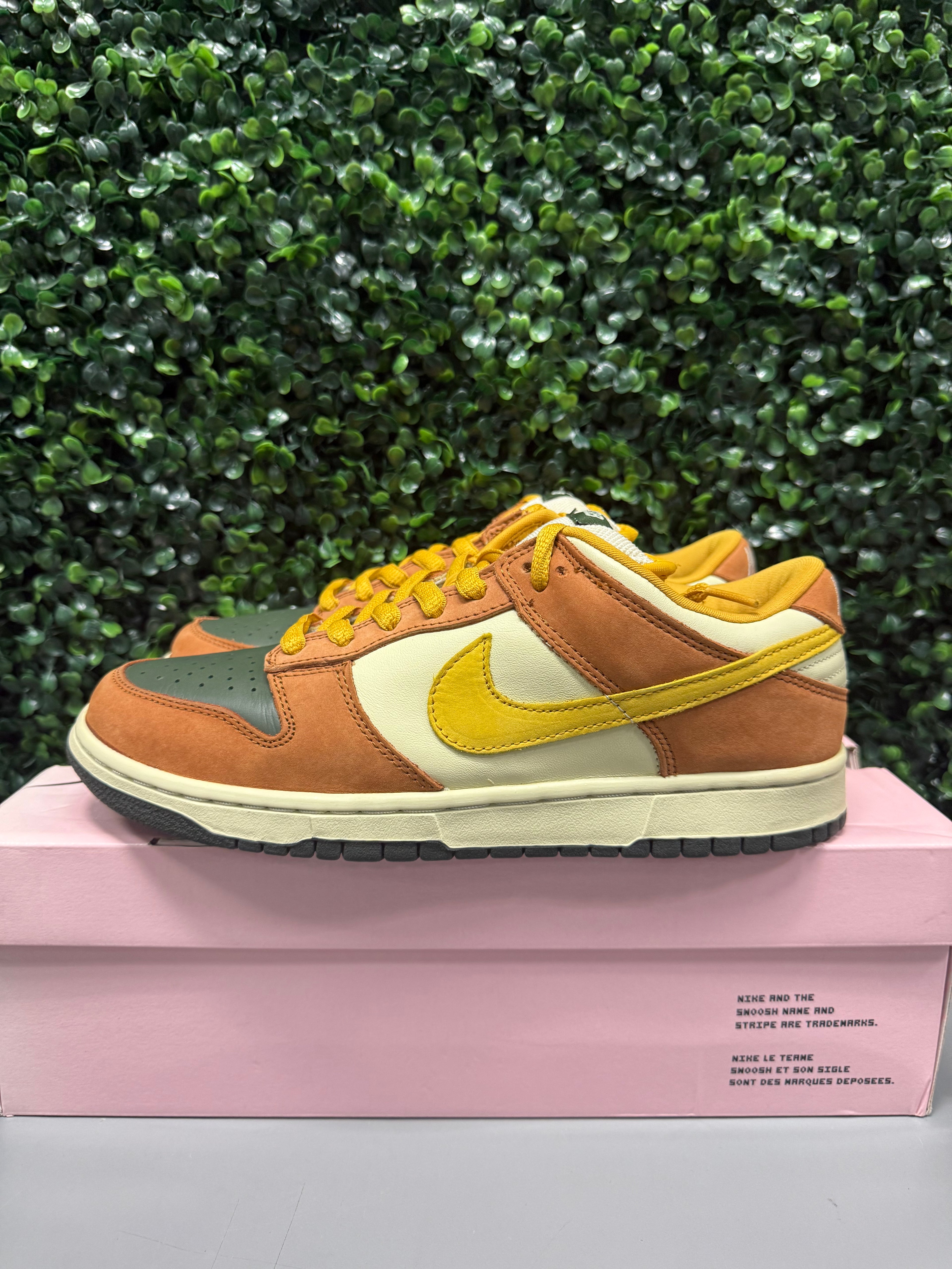 Nike SB Dunk Low "Vapour Mineral Yellow" Size 10 Preowned