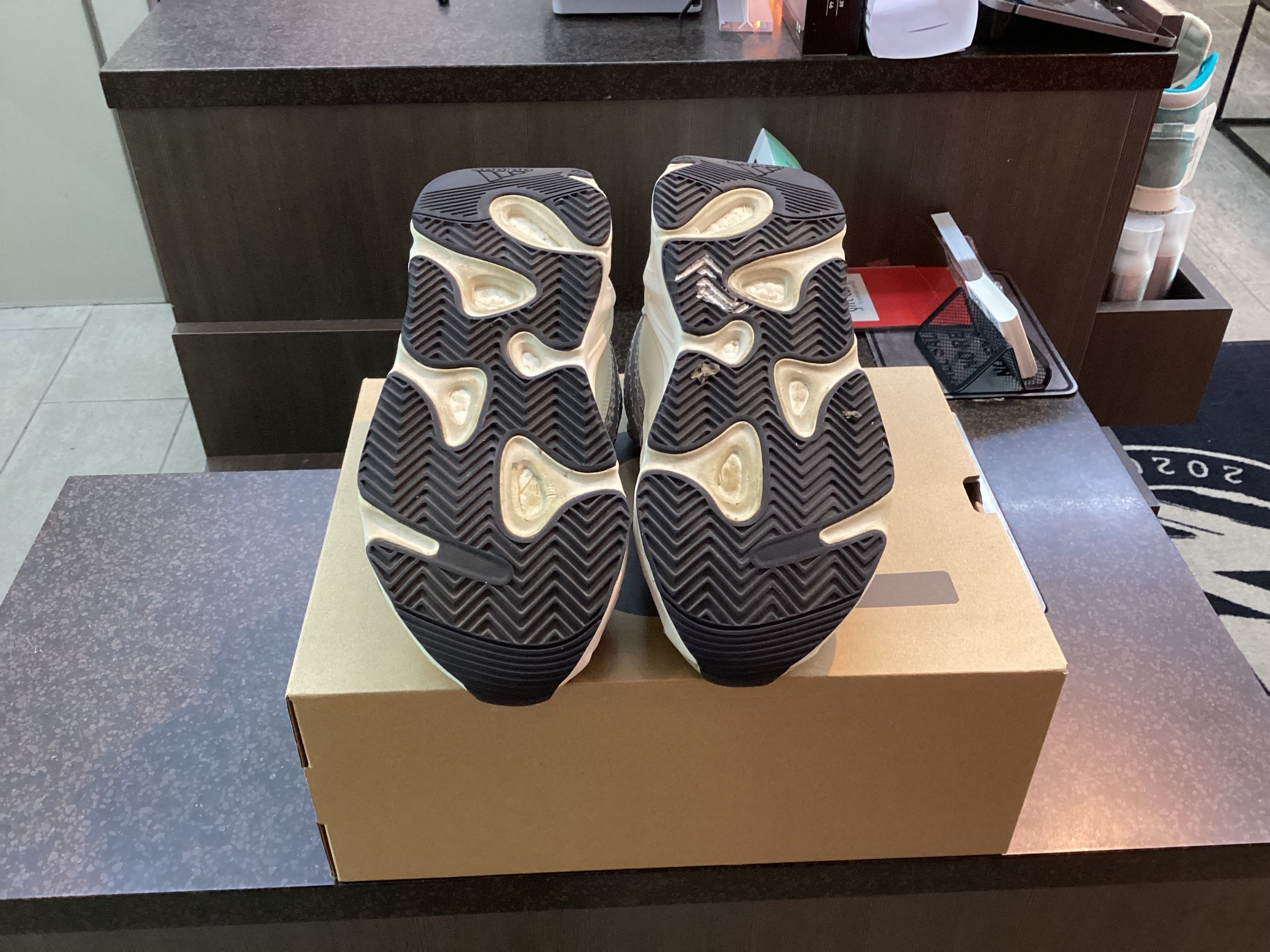 Yeezy 700 V2 “Static” Size 9.5 Preowned